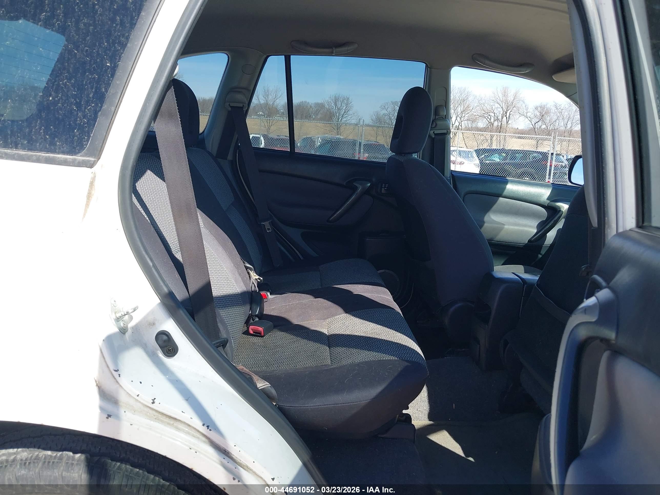TOYOTA RAV4 image 8