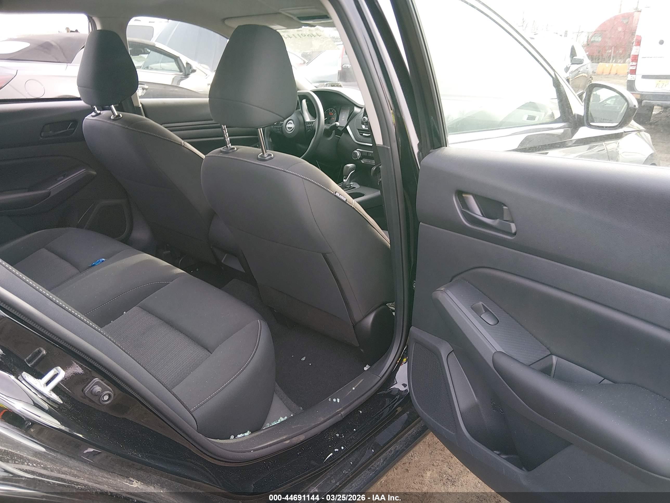 NISSAN ALTIMA image 8