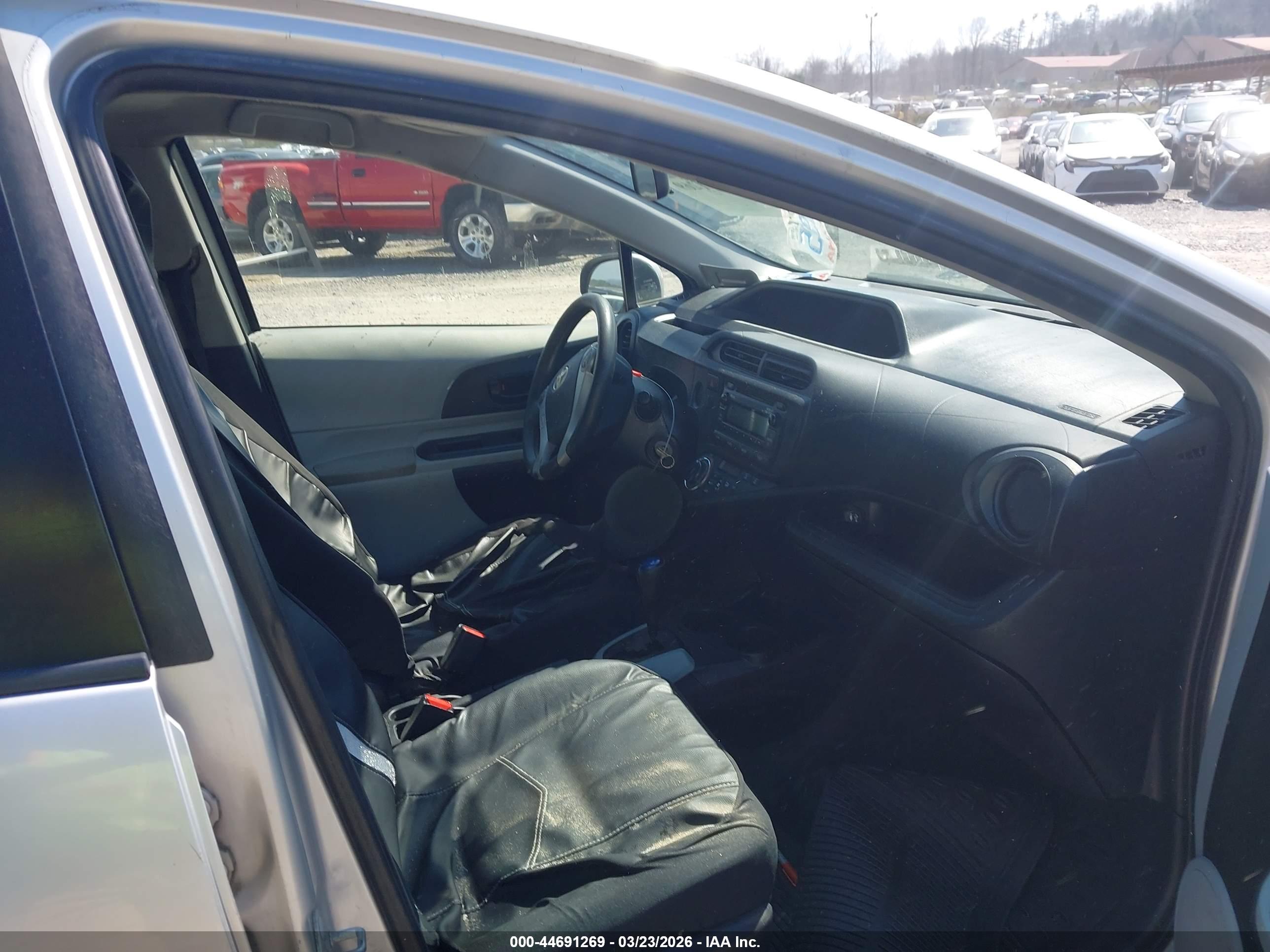 TOYOTA PRIUS image 5
