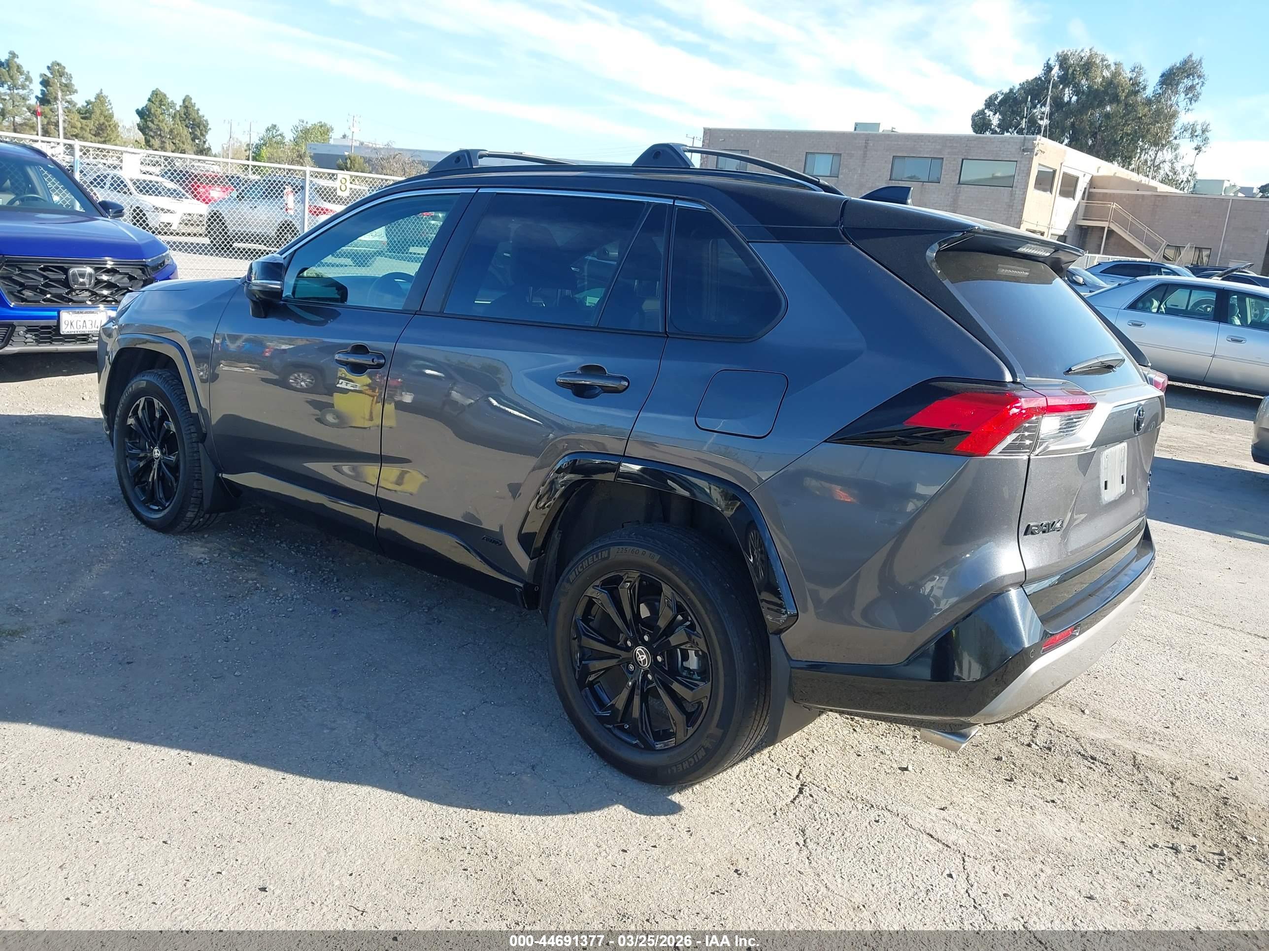 TOYOTA RAV4 image 3