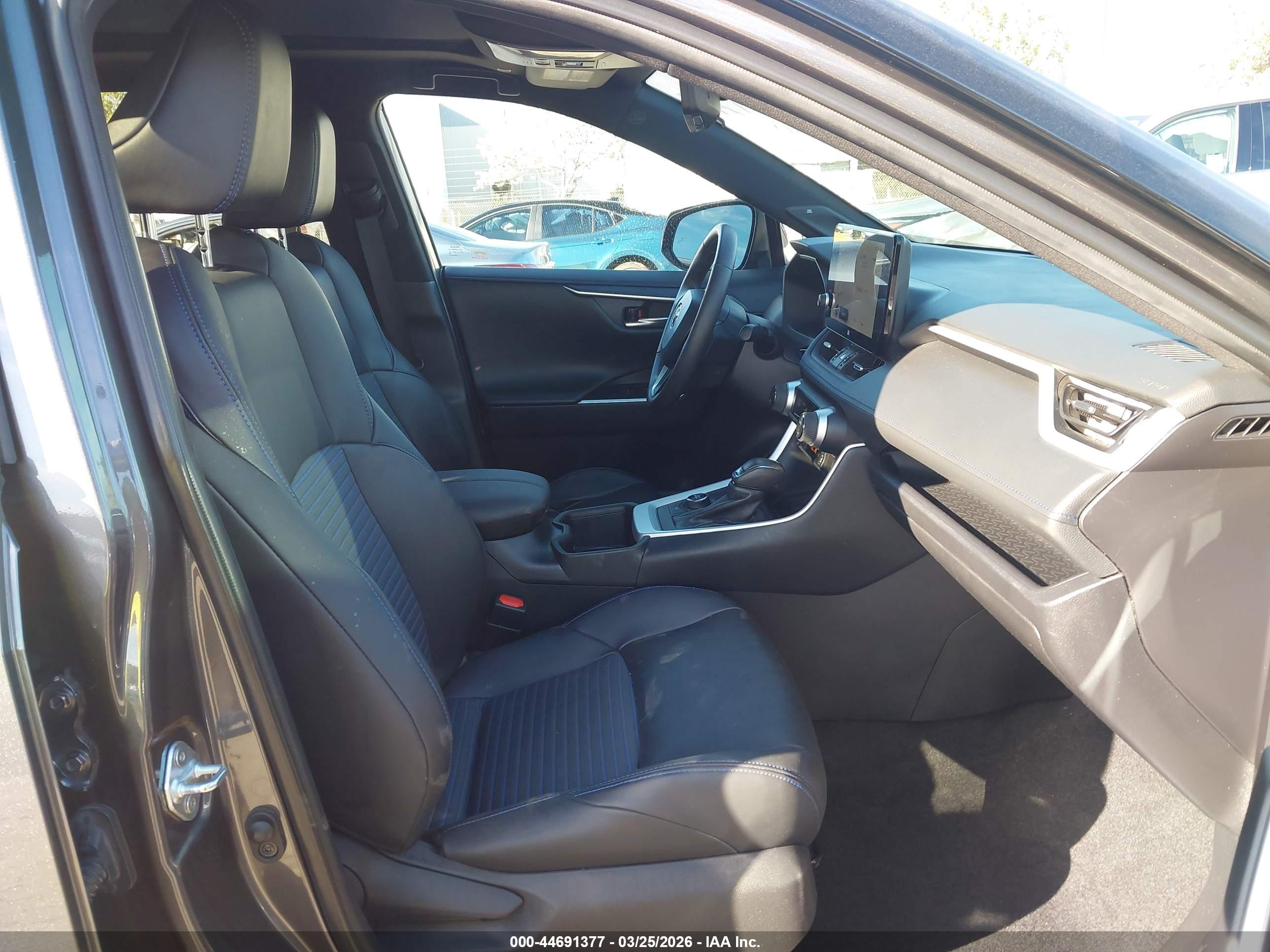 TOYOTA RAV4 image 5