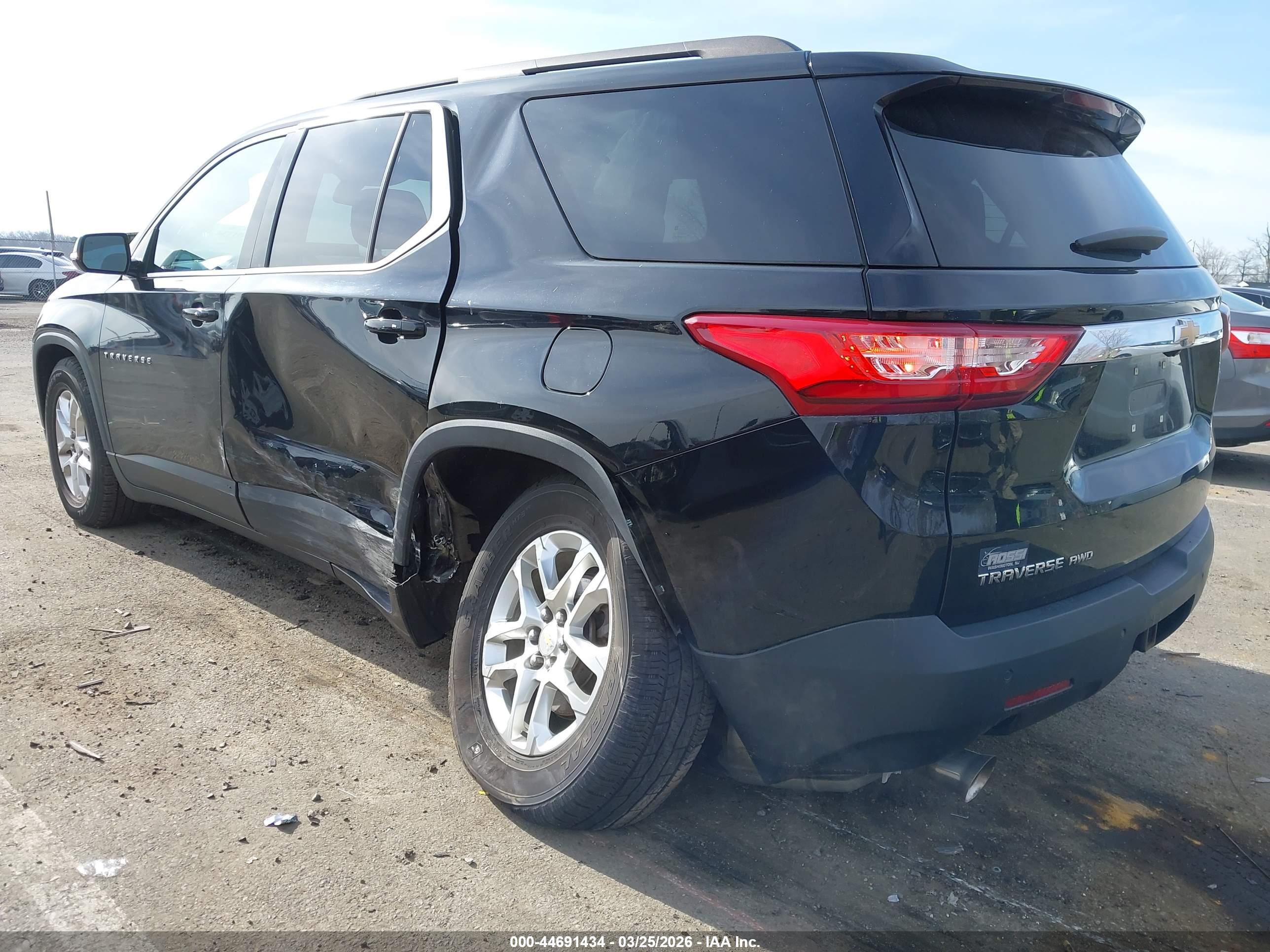 CHEVROLET TRAVERSE image 3
