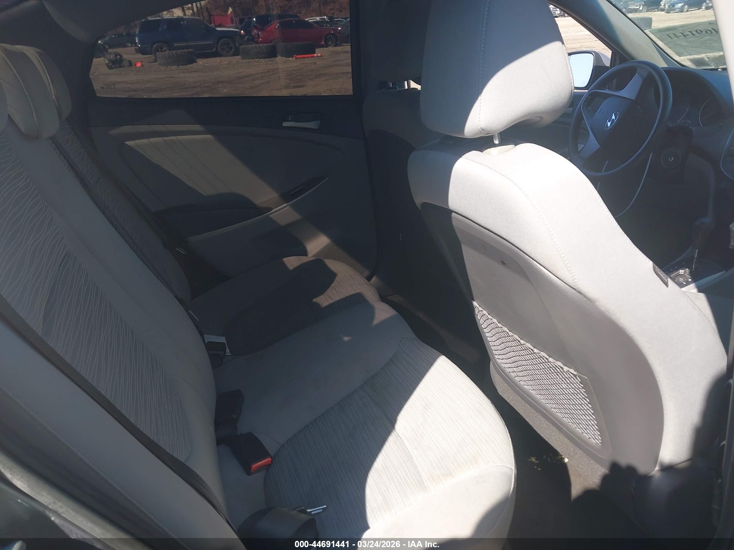 HYUNDAI ACCENT image 8