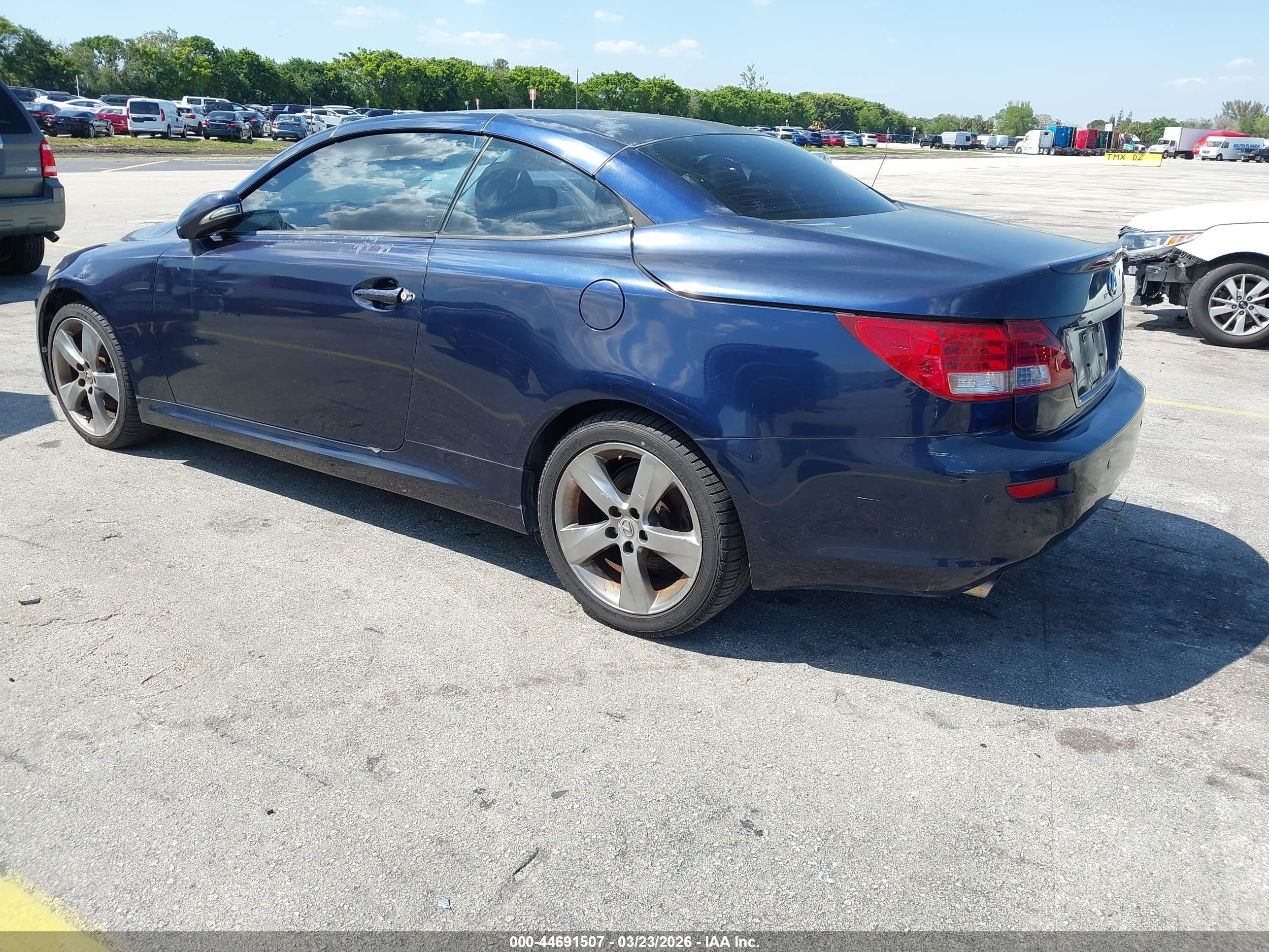 LEXUS IS image 3