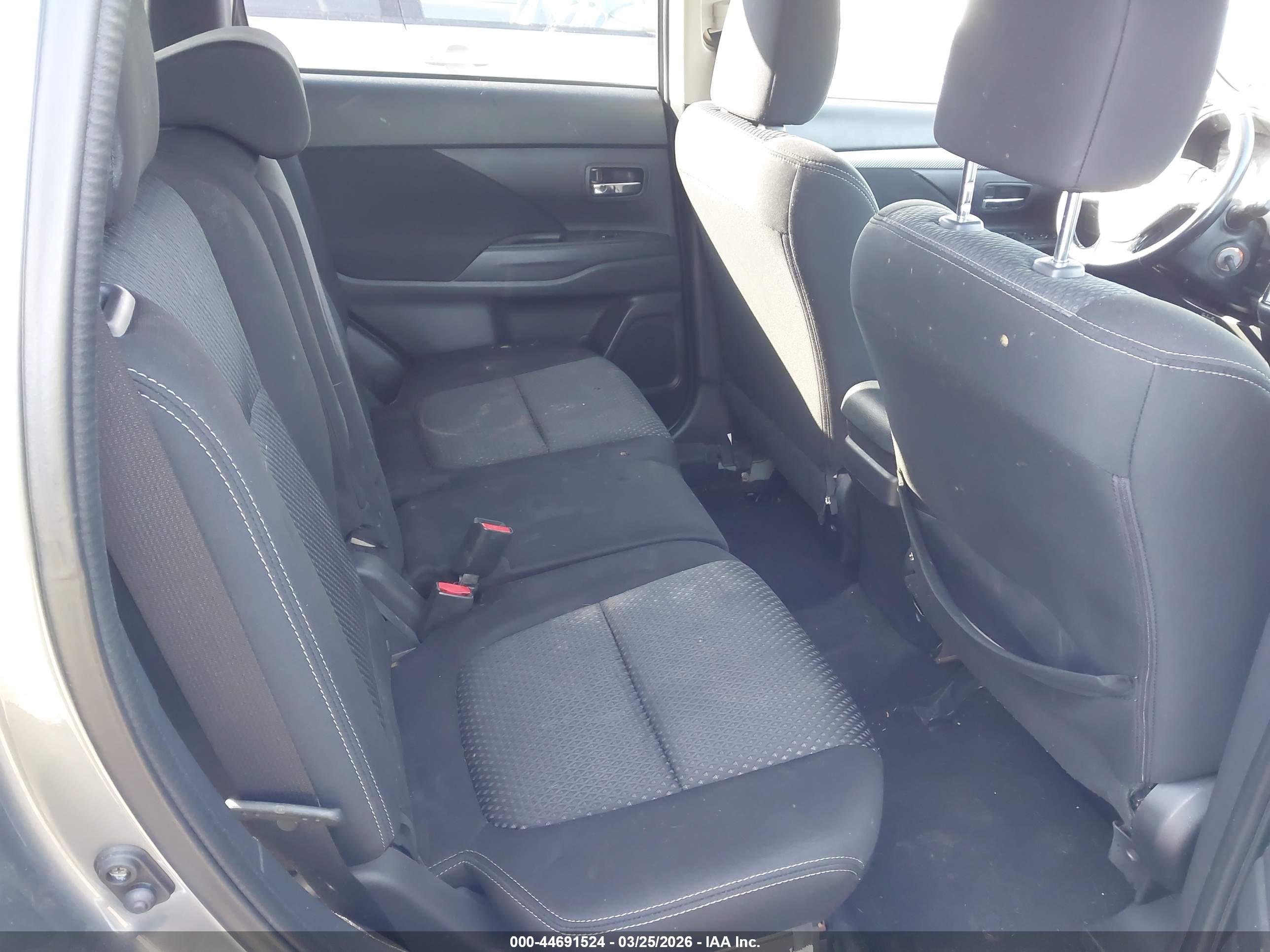MITSUBISHI OUTLANDER image 8