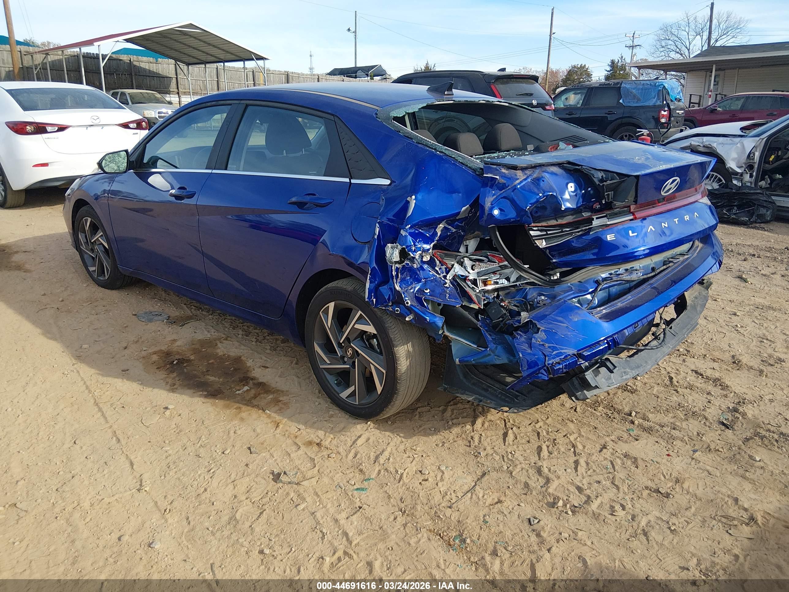 HYUNDAI ELANTRA image 3