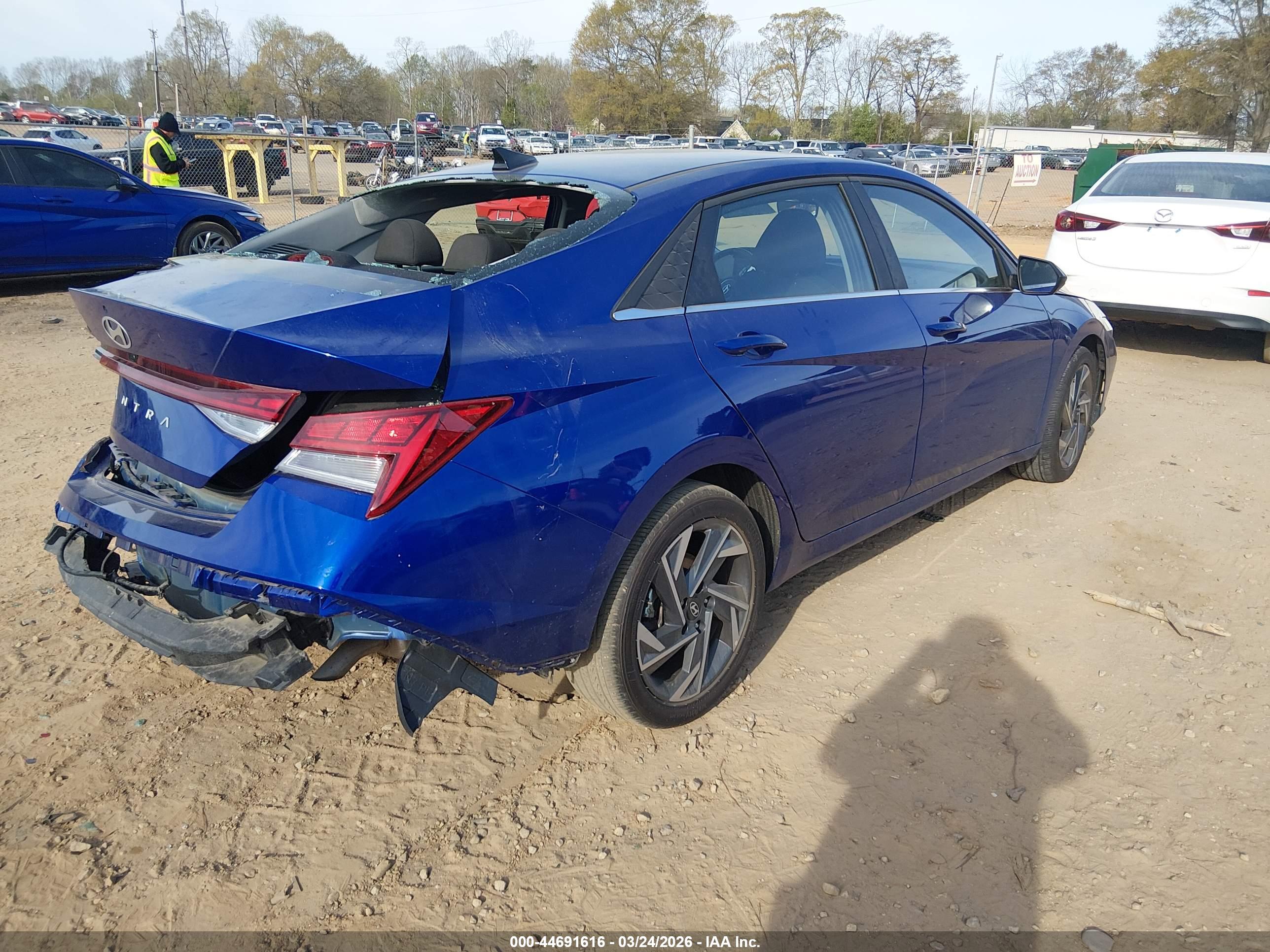 HYUNDAI ELANTRA image 4