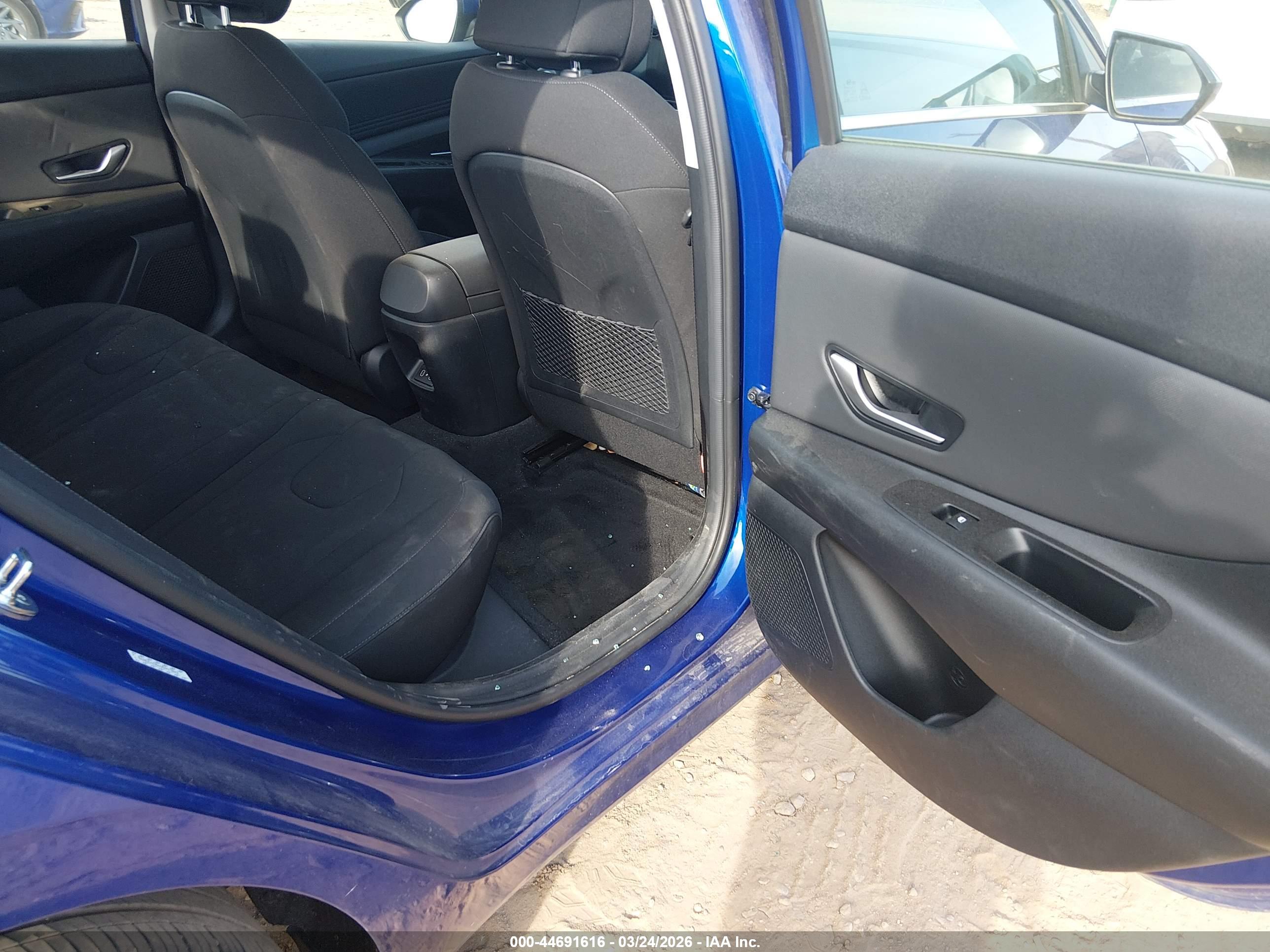 HYUNDAI ELANTRA image 8