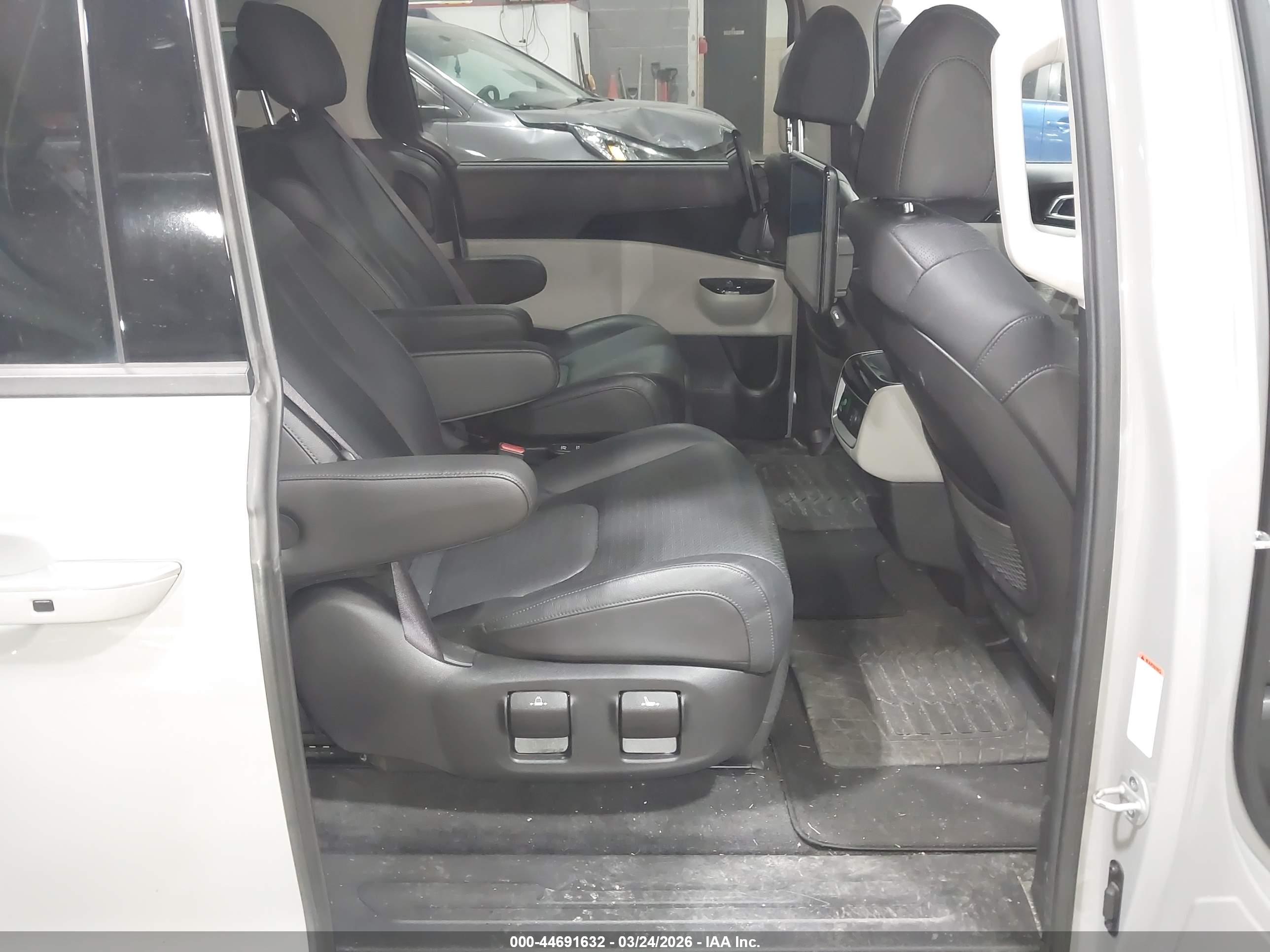 KIA CARNIVAL image 8
