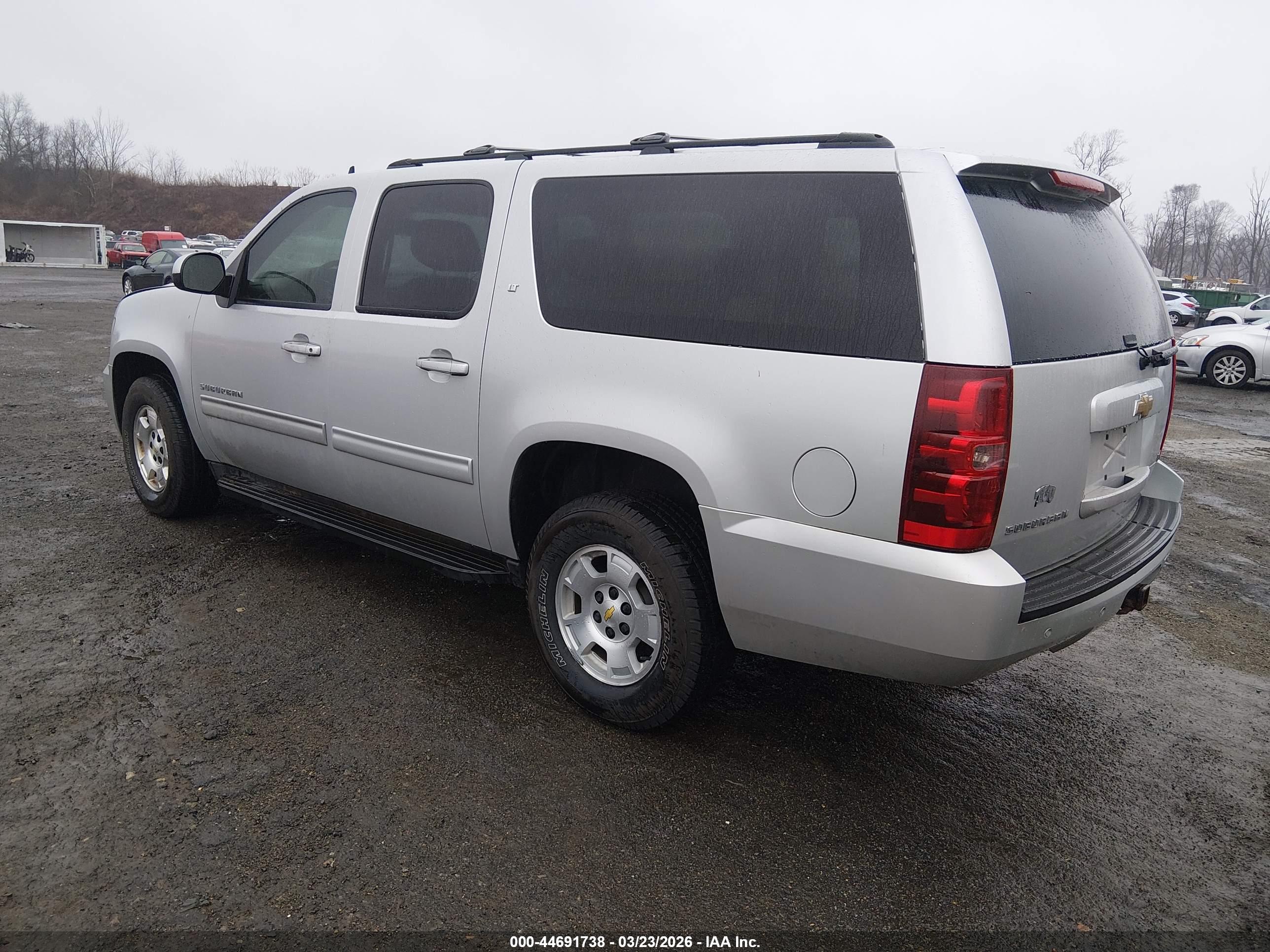 CHEVROLET SUBURBAN image 3