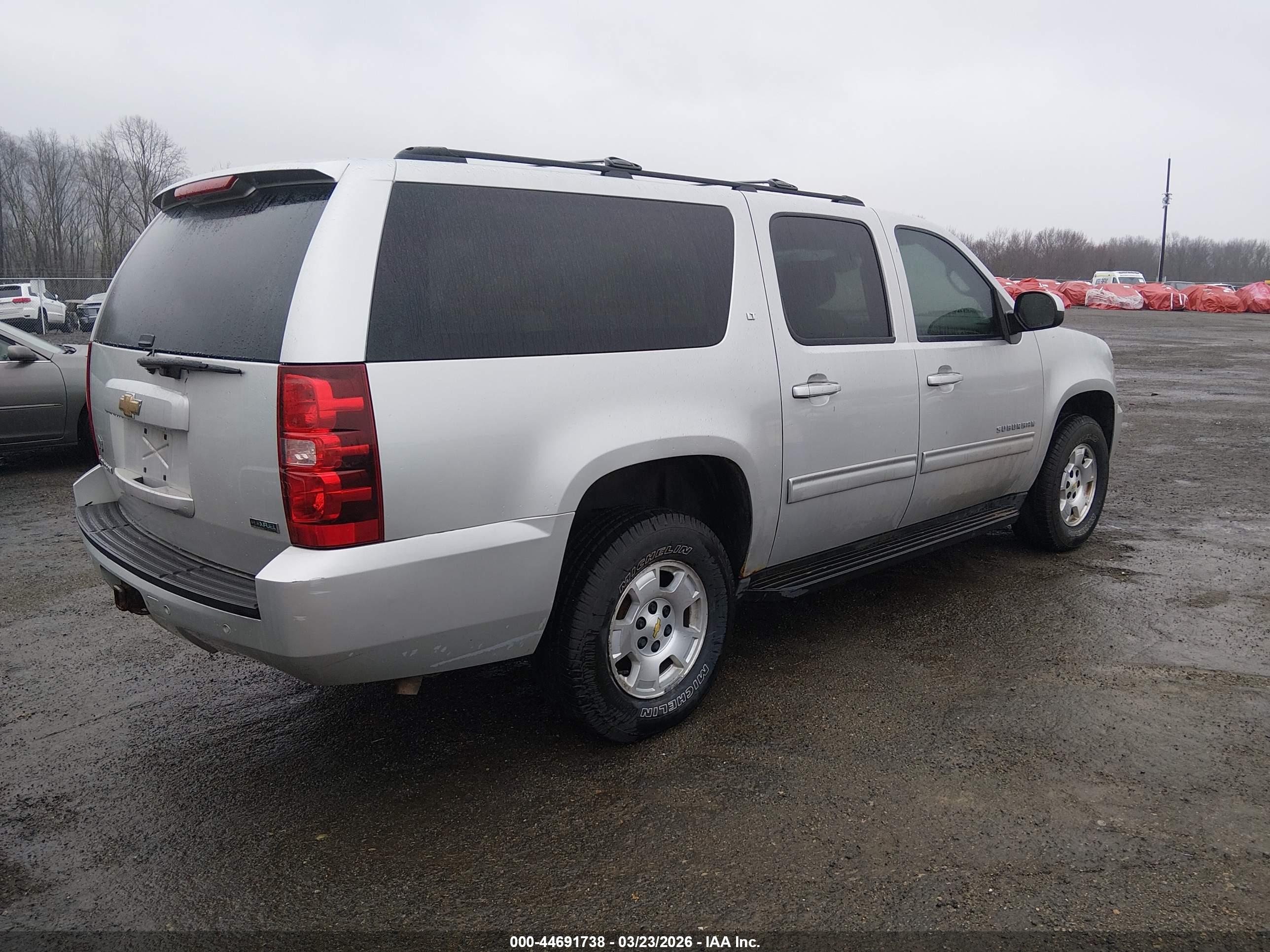 CHEVROLET SUBURBAN image 4