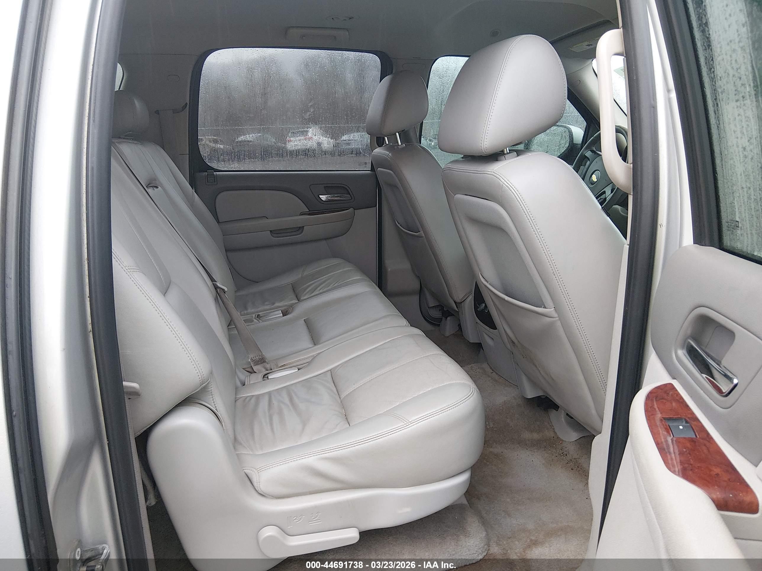 CHEVROLET SUBURBAN image 8