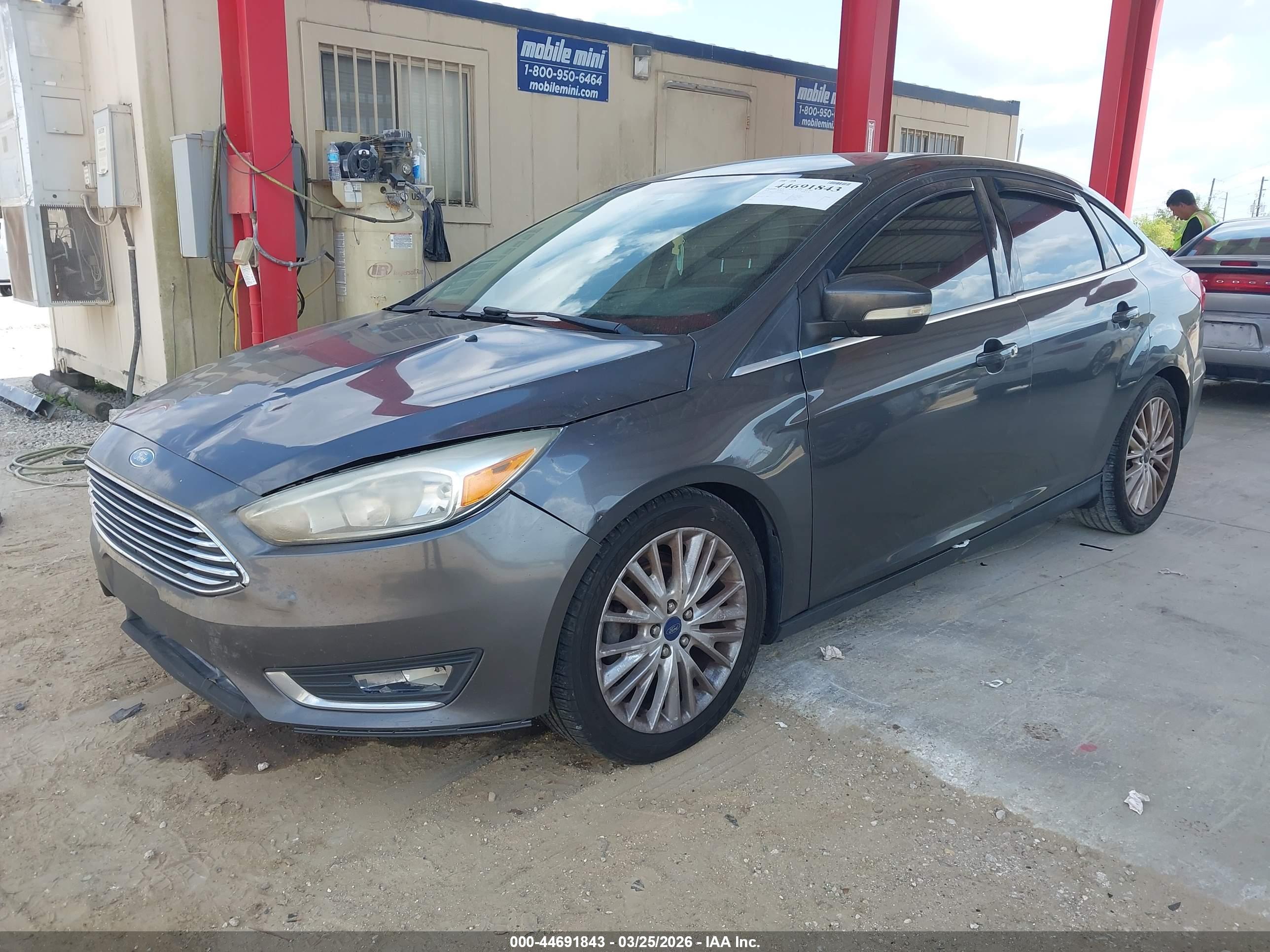 FORD FOCUS image 2