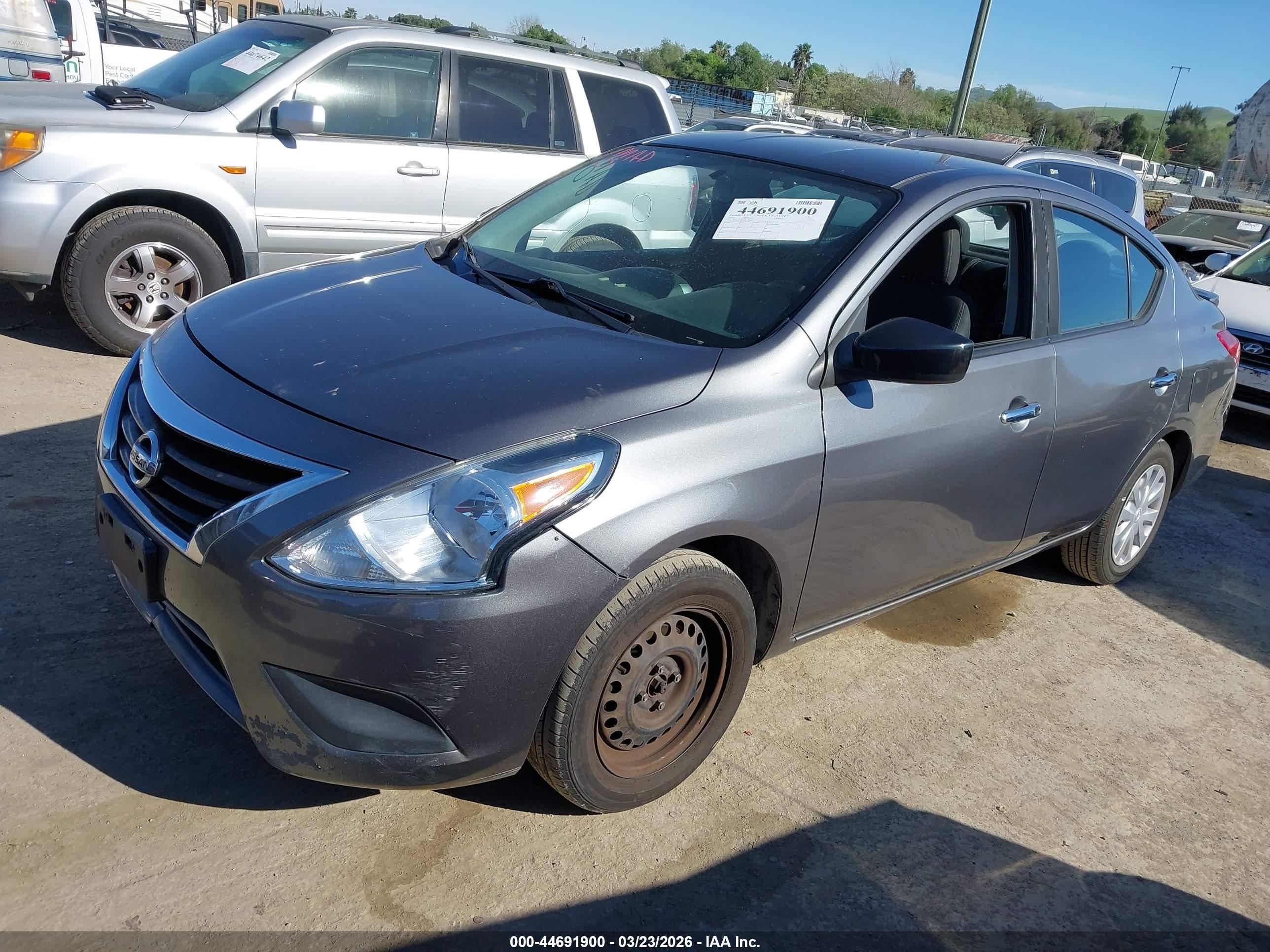 NISSAN VERSA image 2