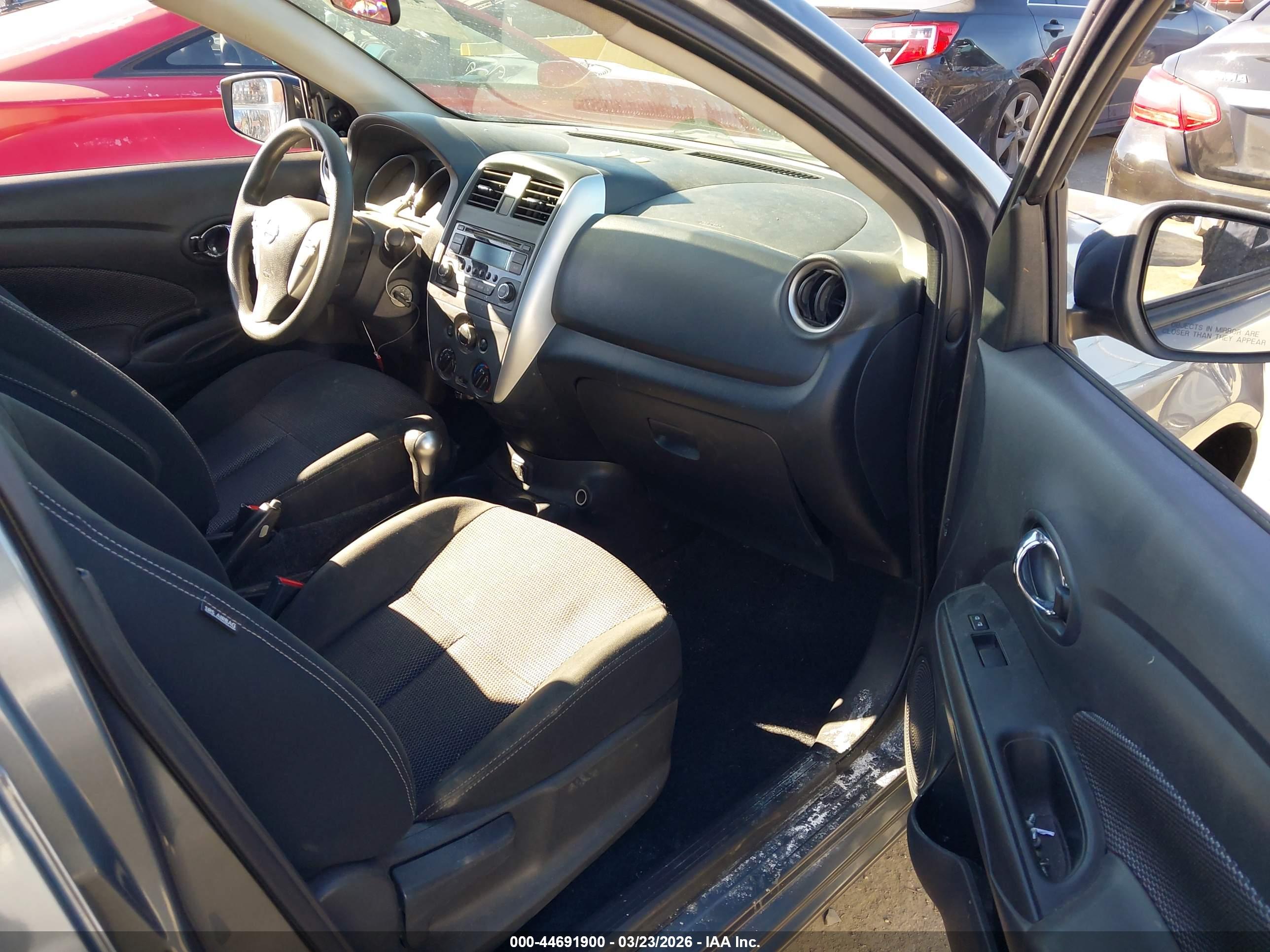 NISSAN VERSA image 5