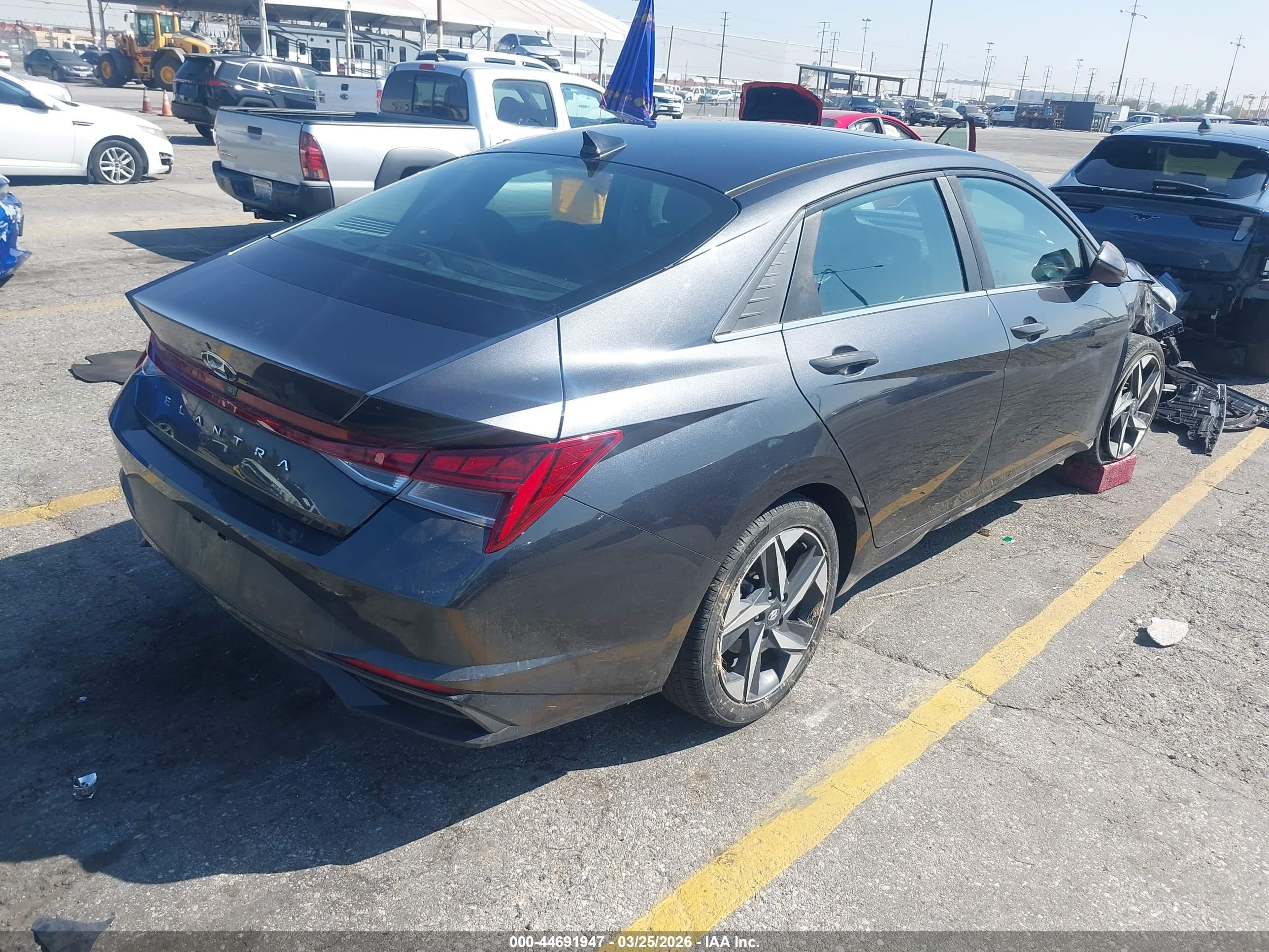 HYUNDAI ELANTRA image 4