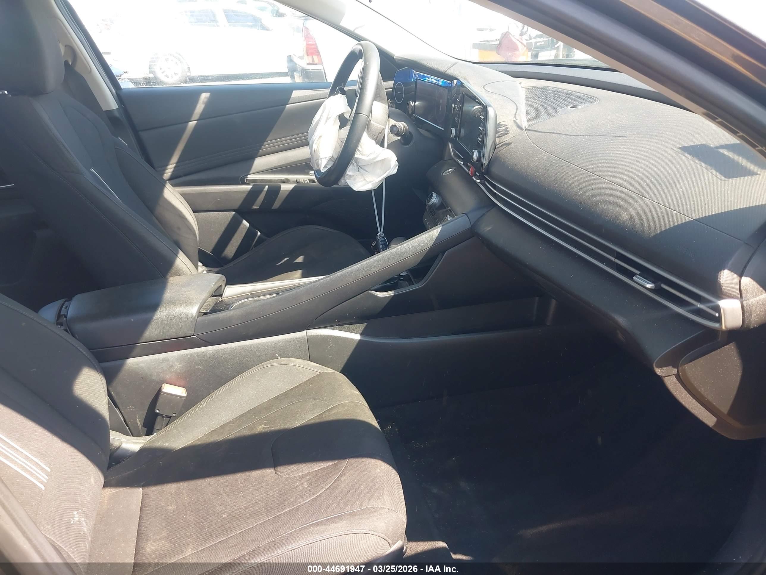 HYUNDAI ELANTRA image 5