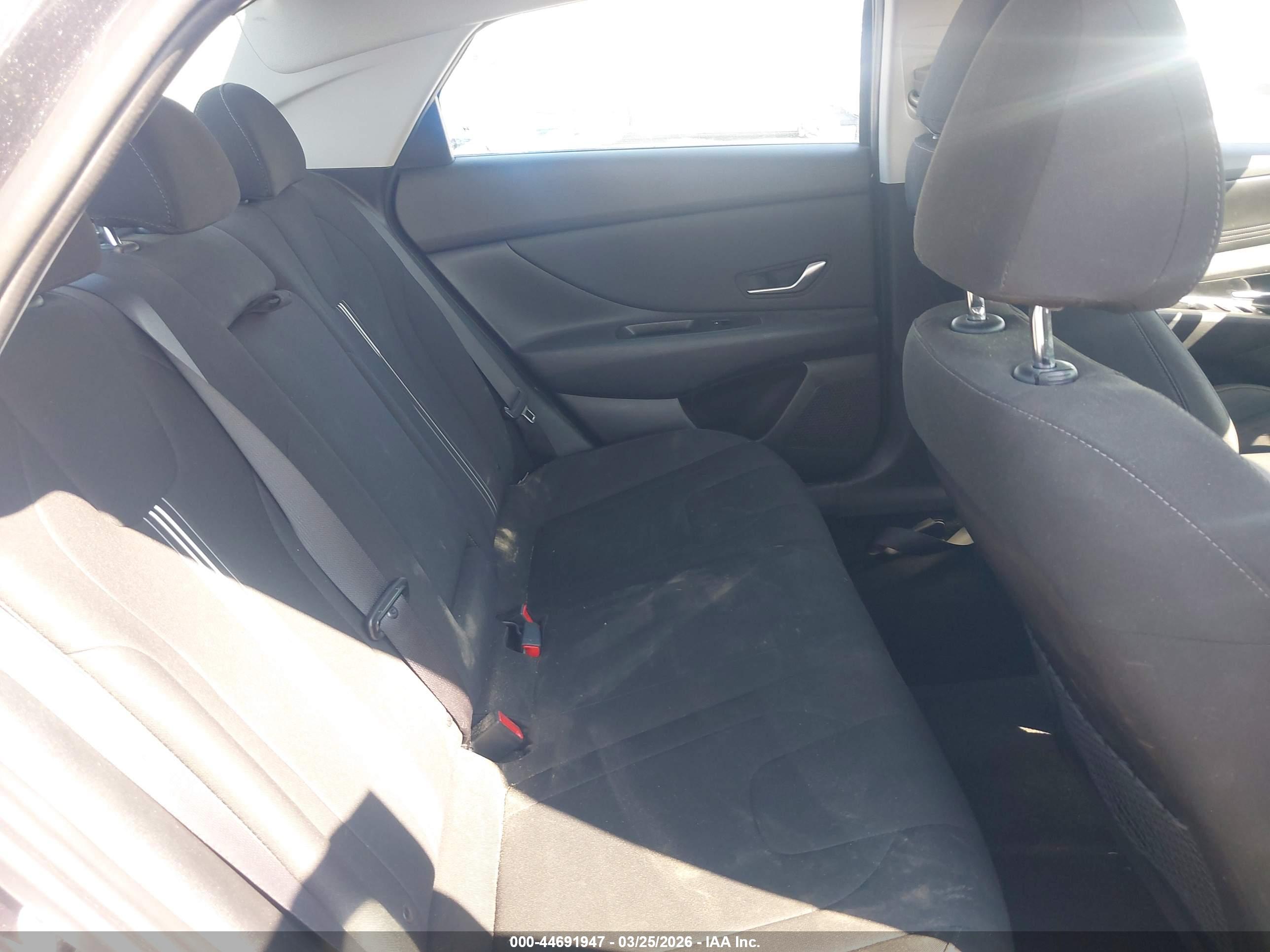 HYUNDAI ELANTRA image 8
