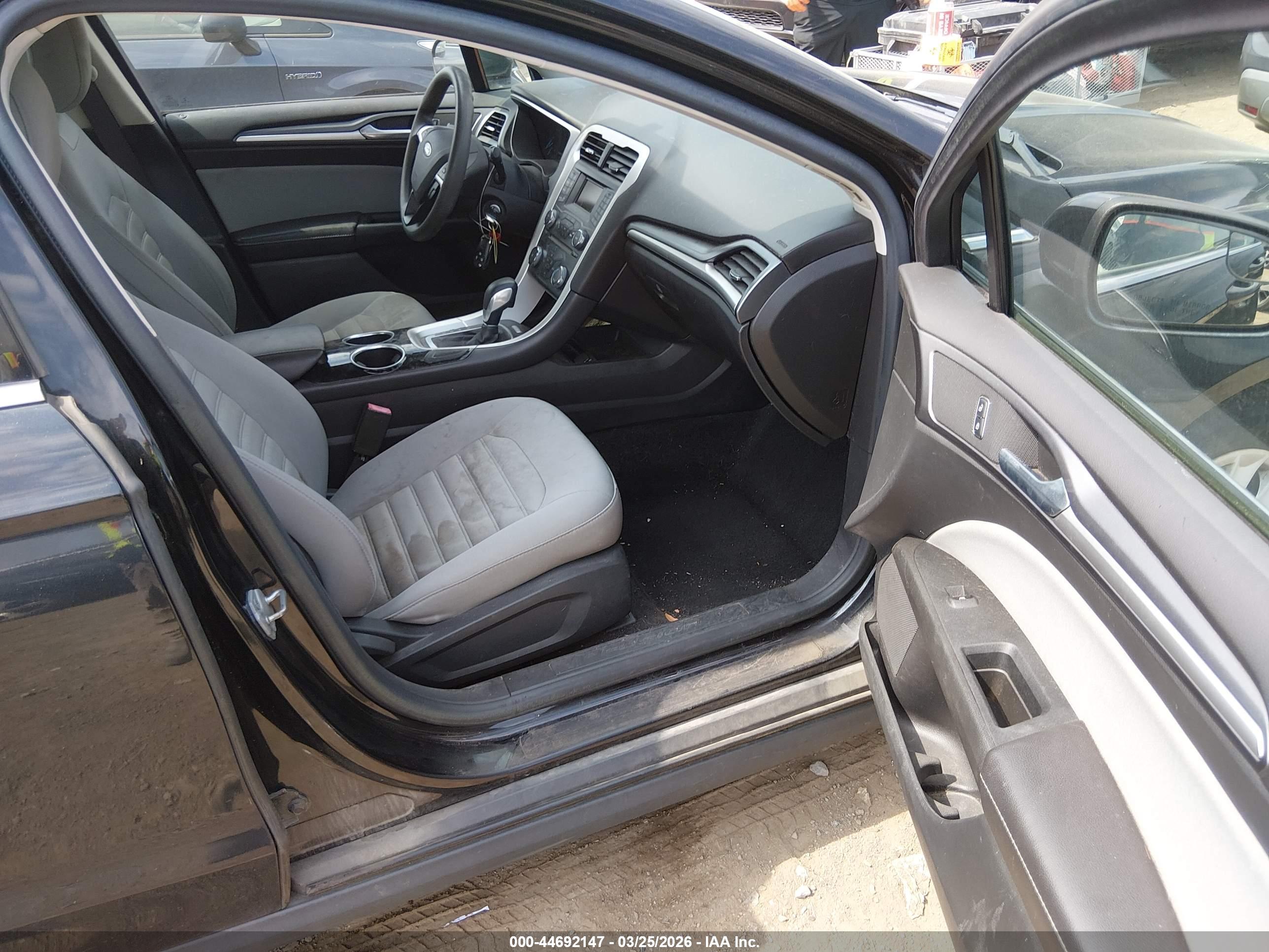 FORD FUSION image 5