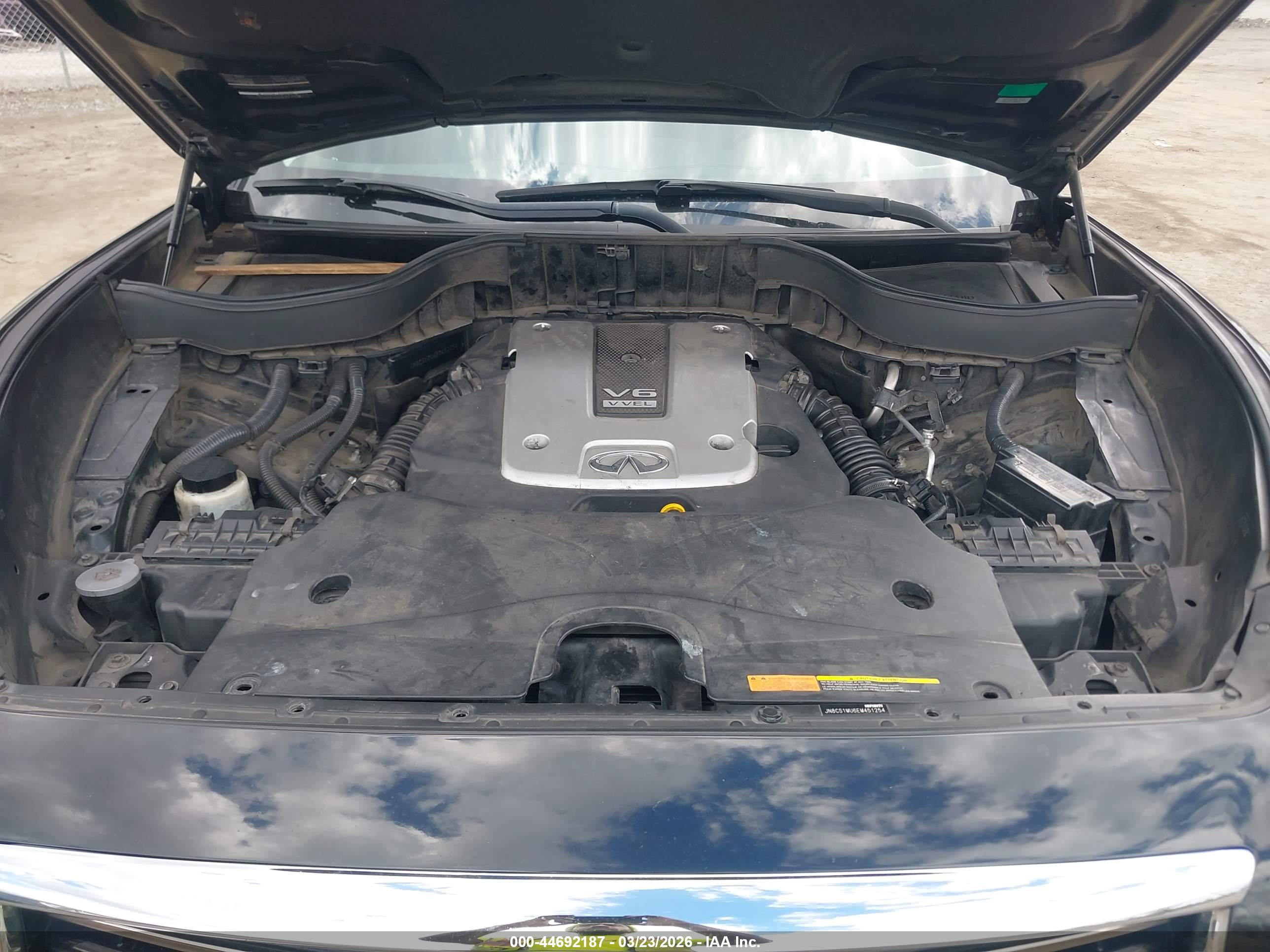 INFINITI QX70 image 10