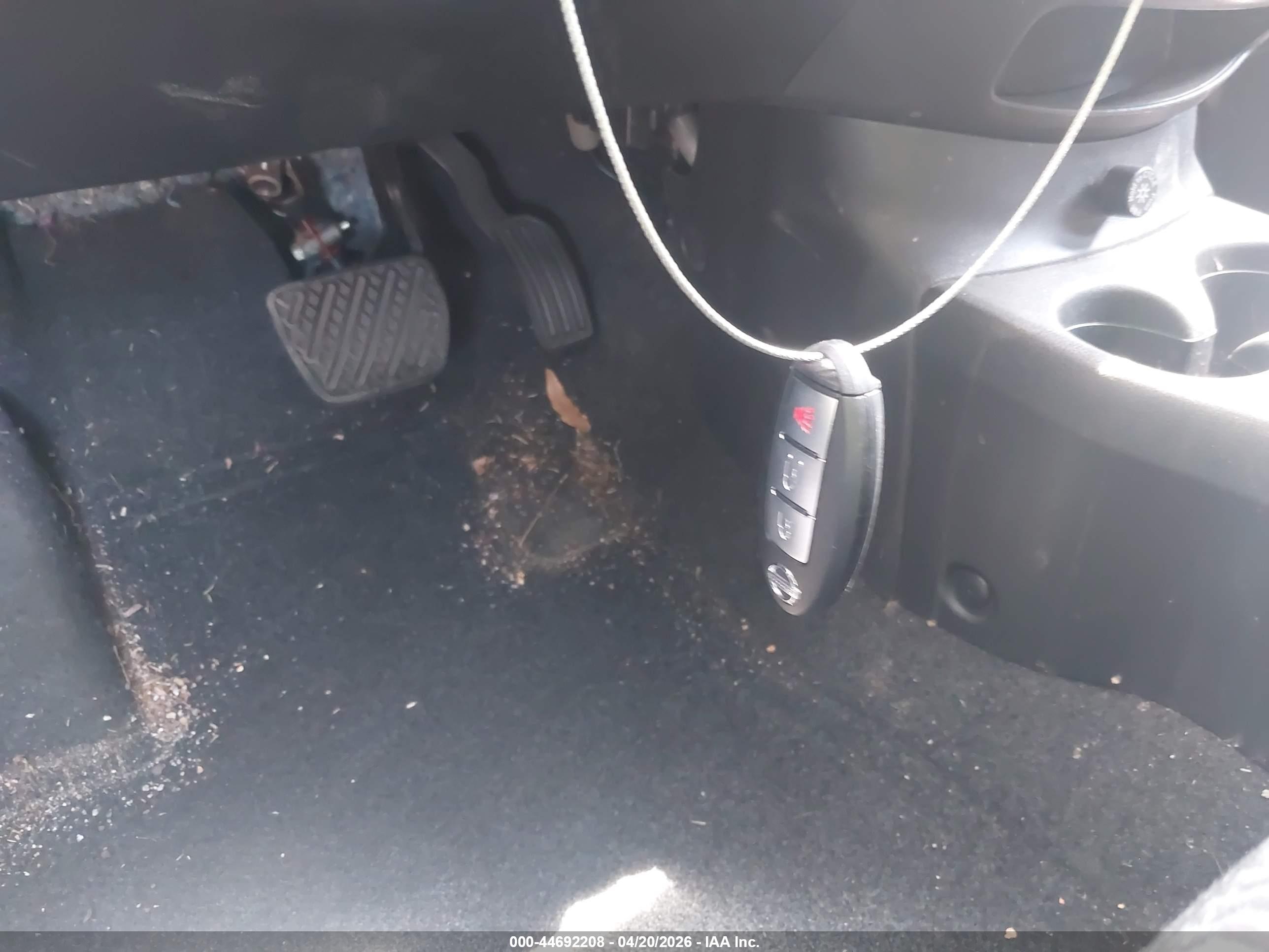 NISSAN VERSA image 11