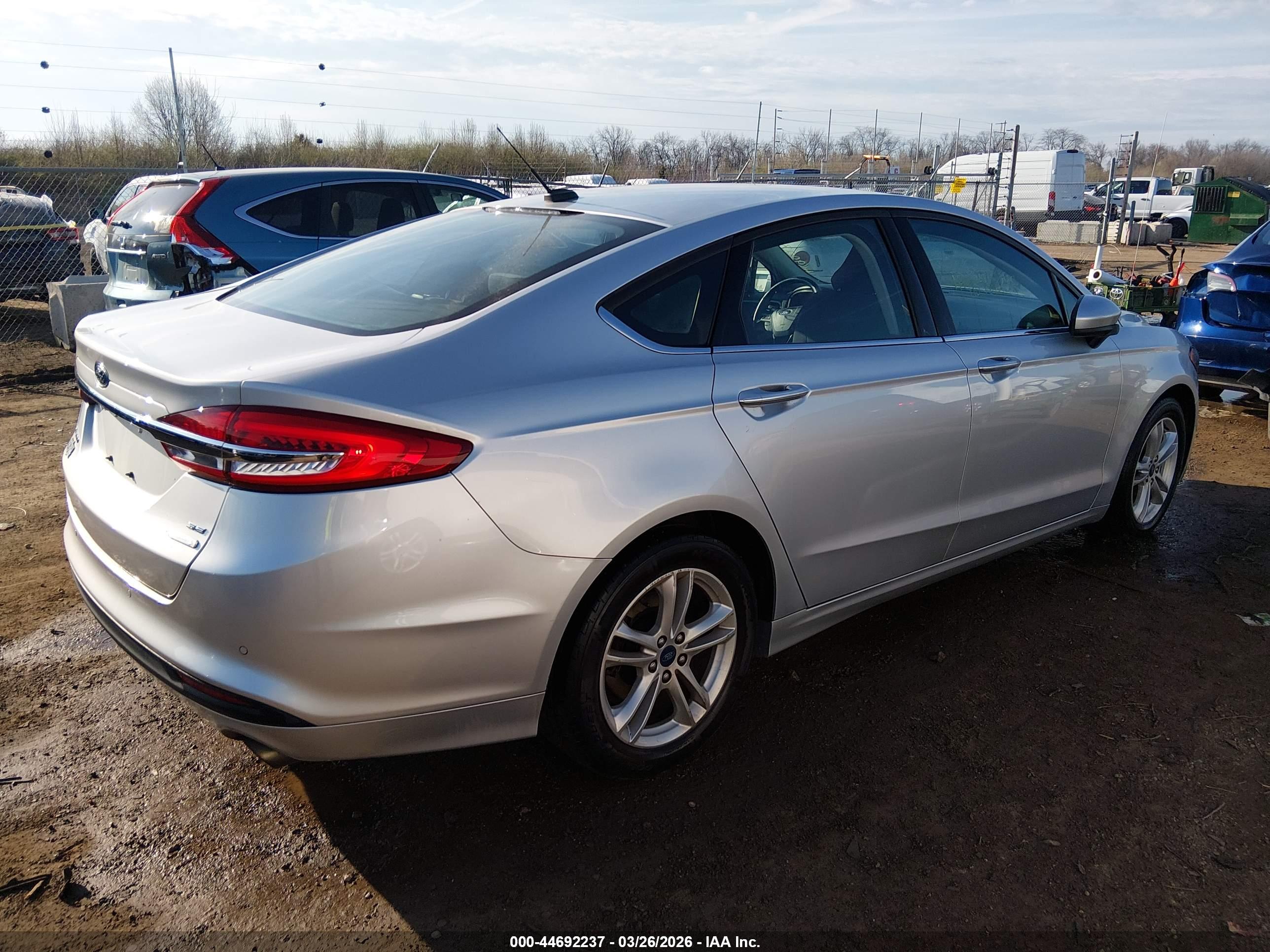 FORD FUSION image 4
