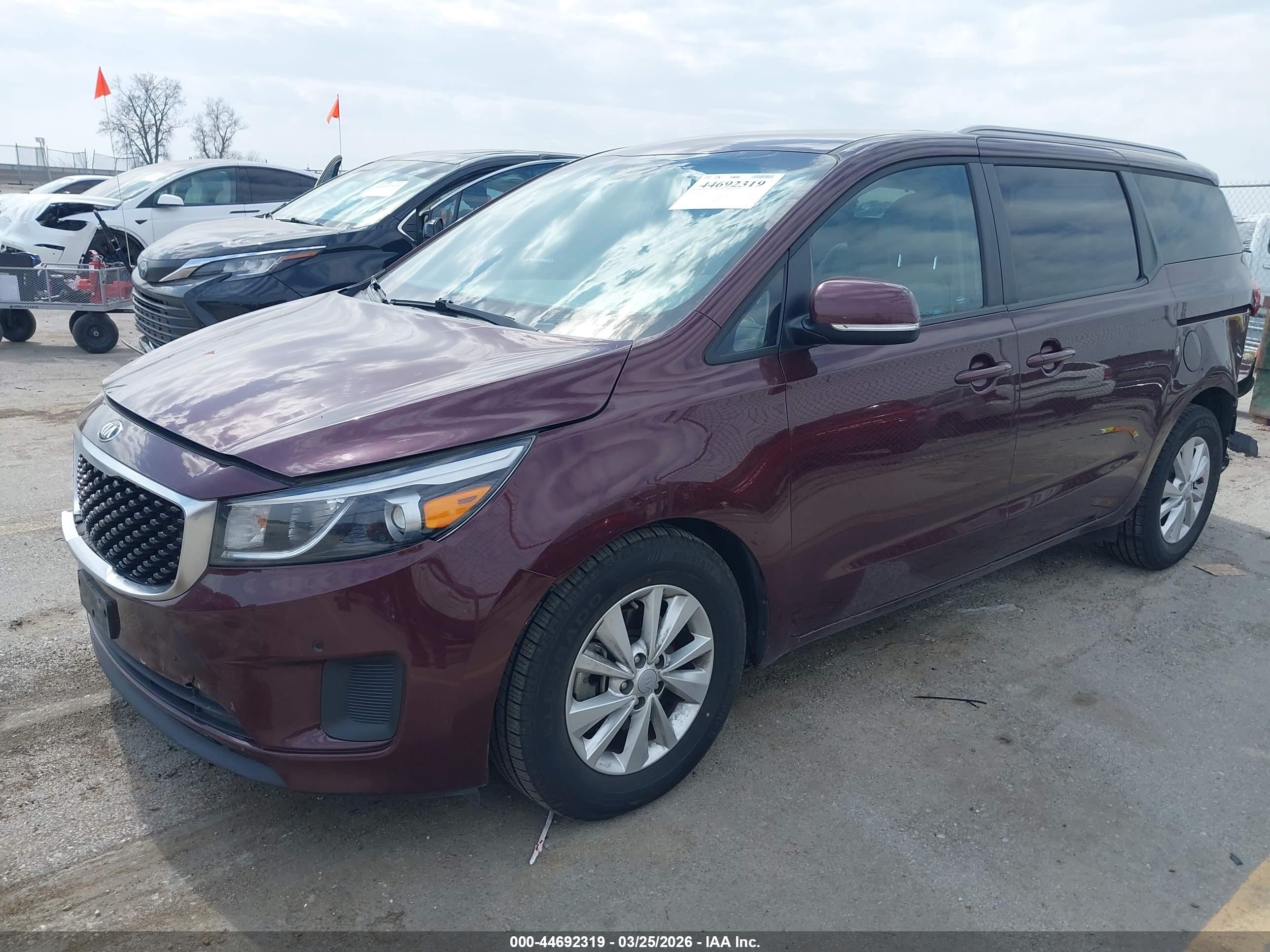 KIA SEDONA image 2