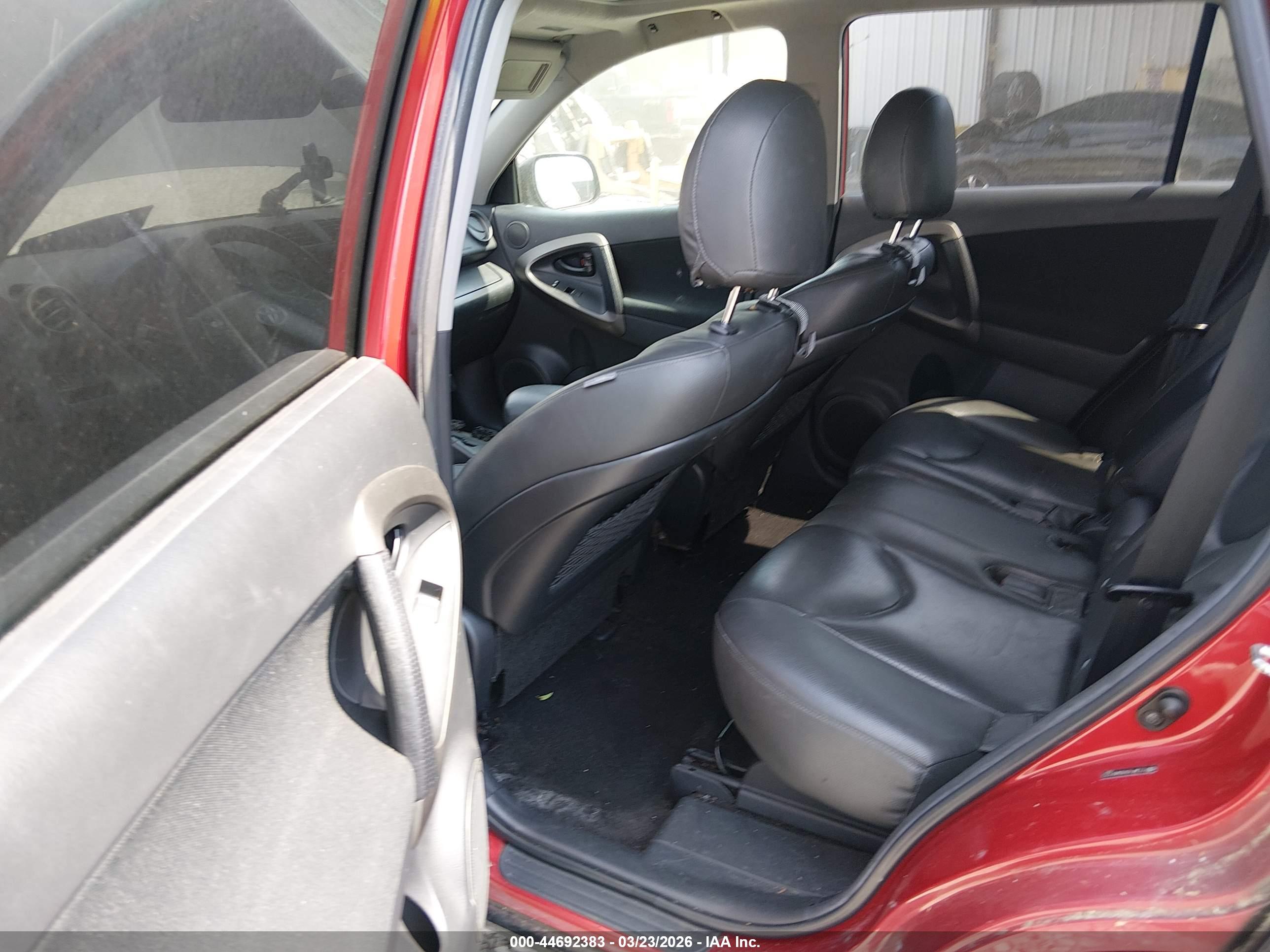TOYOTA RAV4 image 8