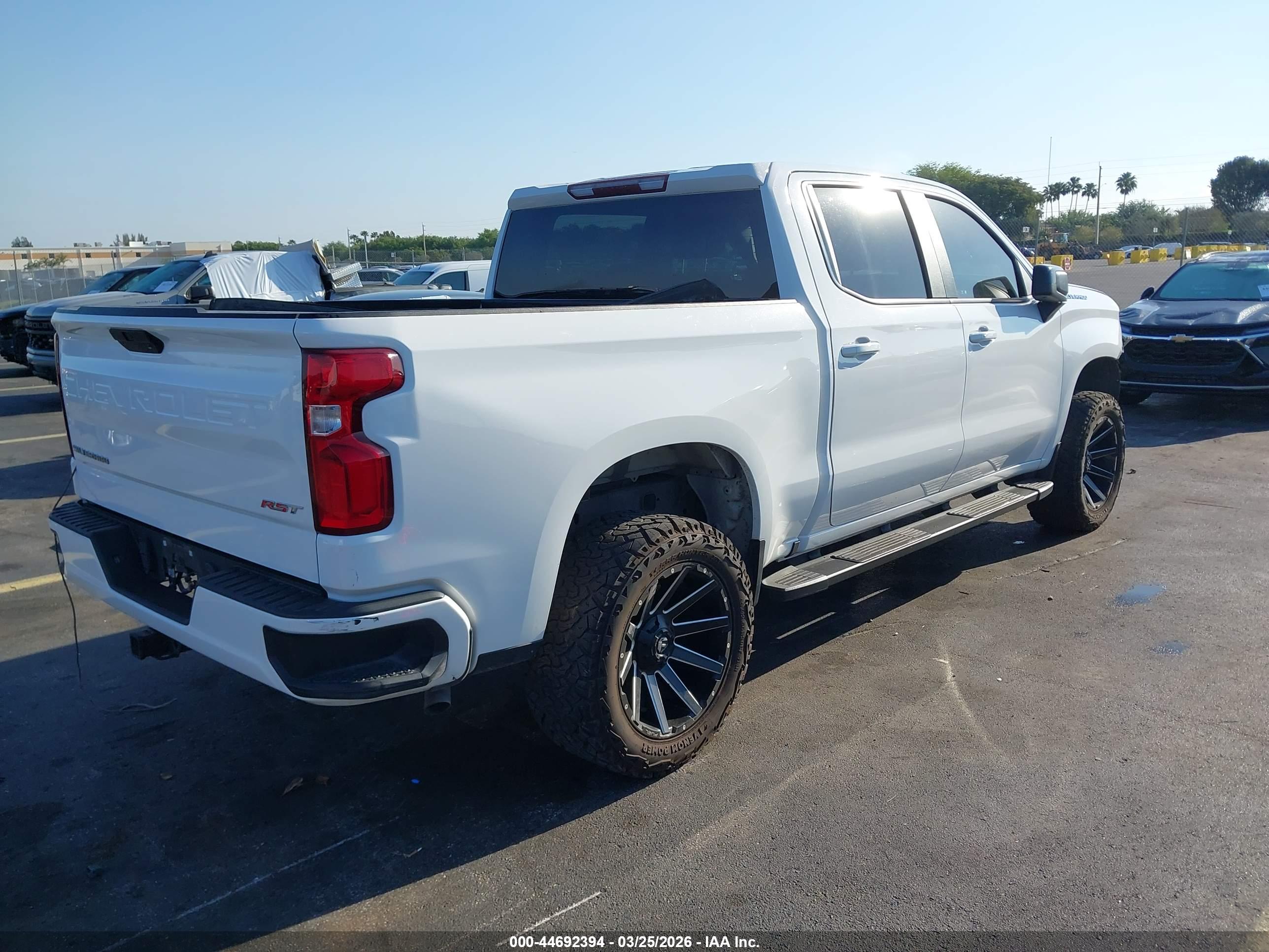 CHEVROLET SILVERADO image 4