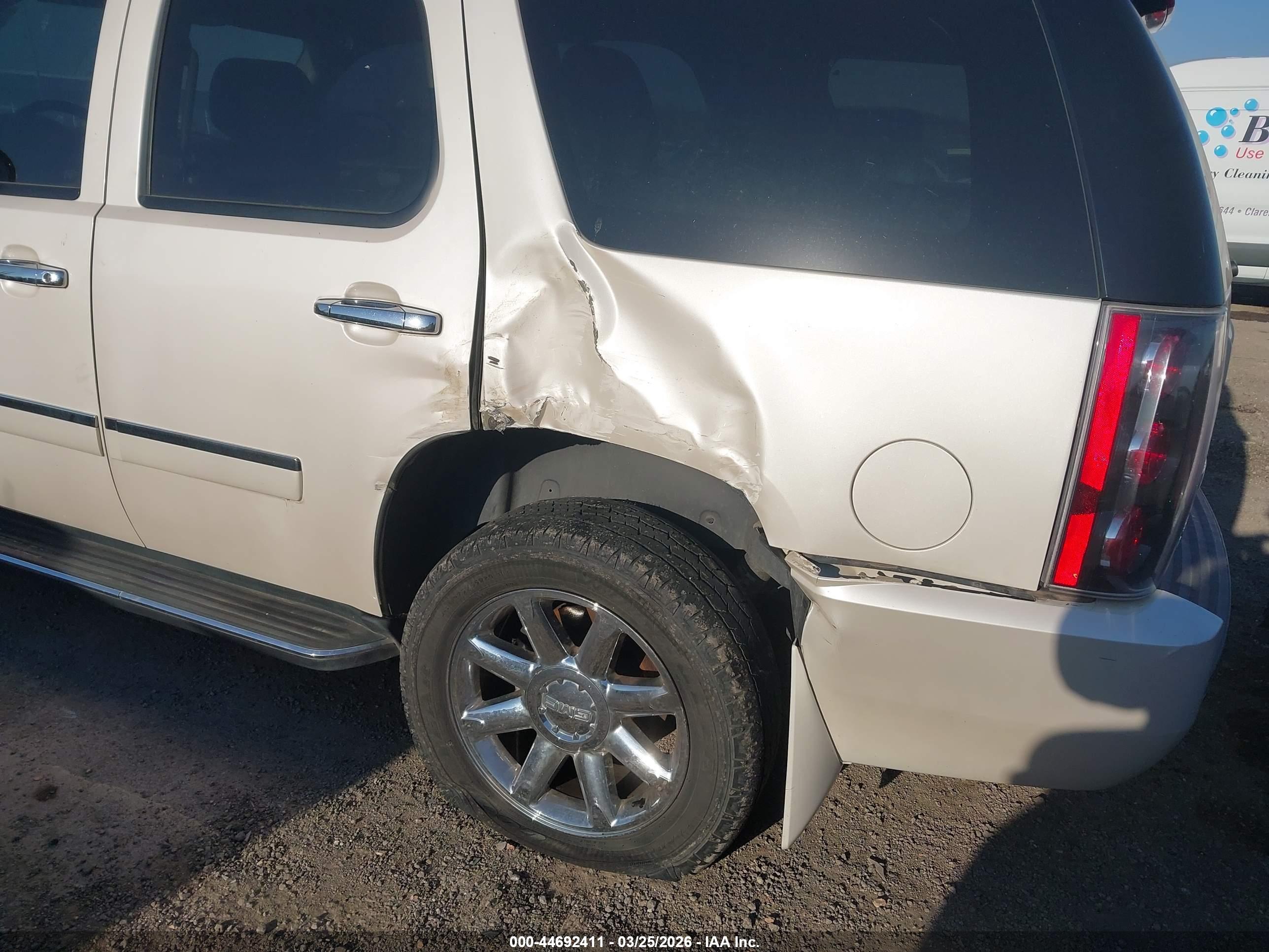 GMC YUKON image 6