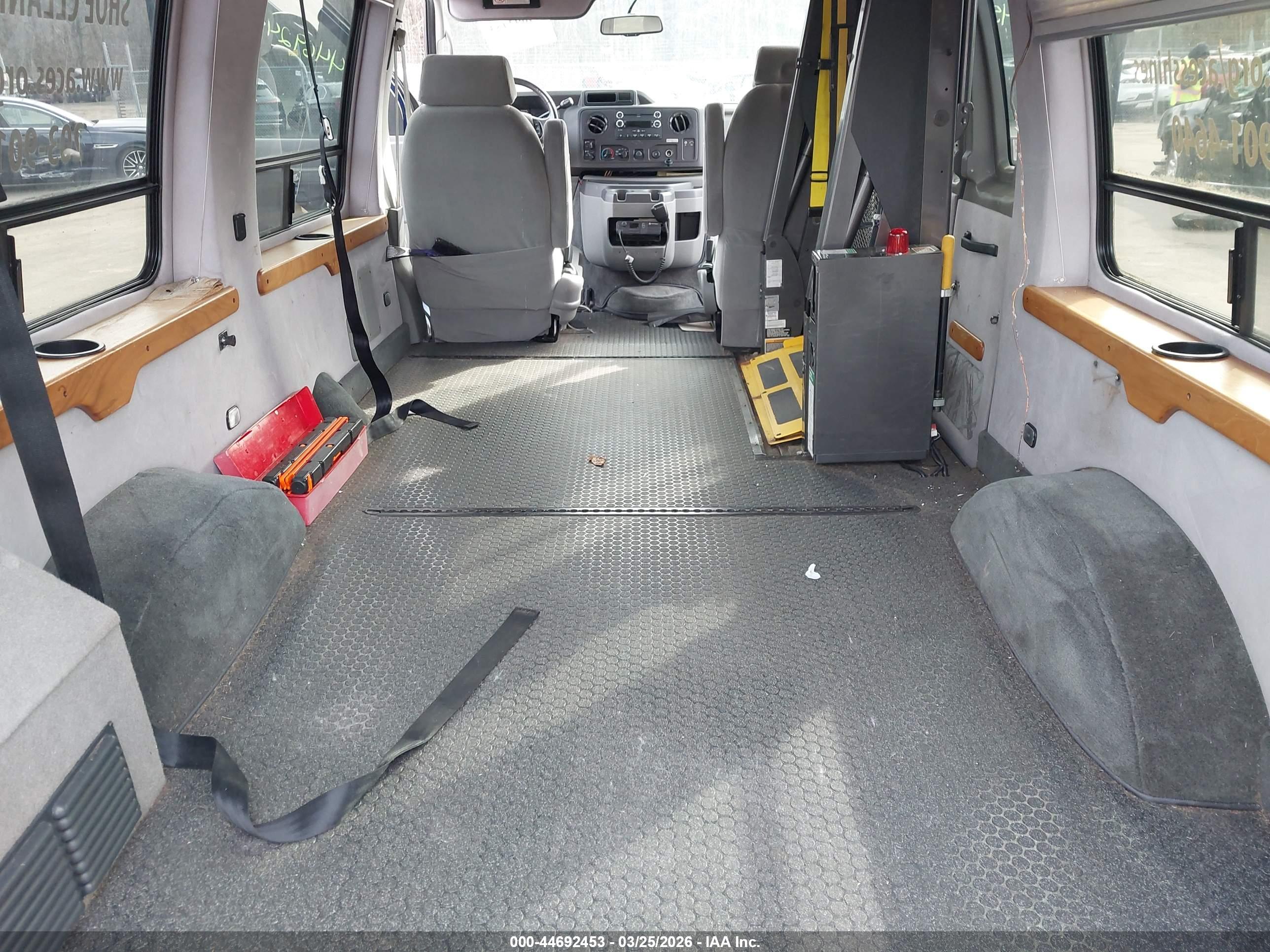 FORD E-150 image 8