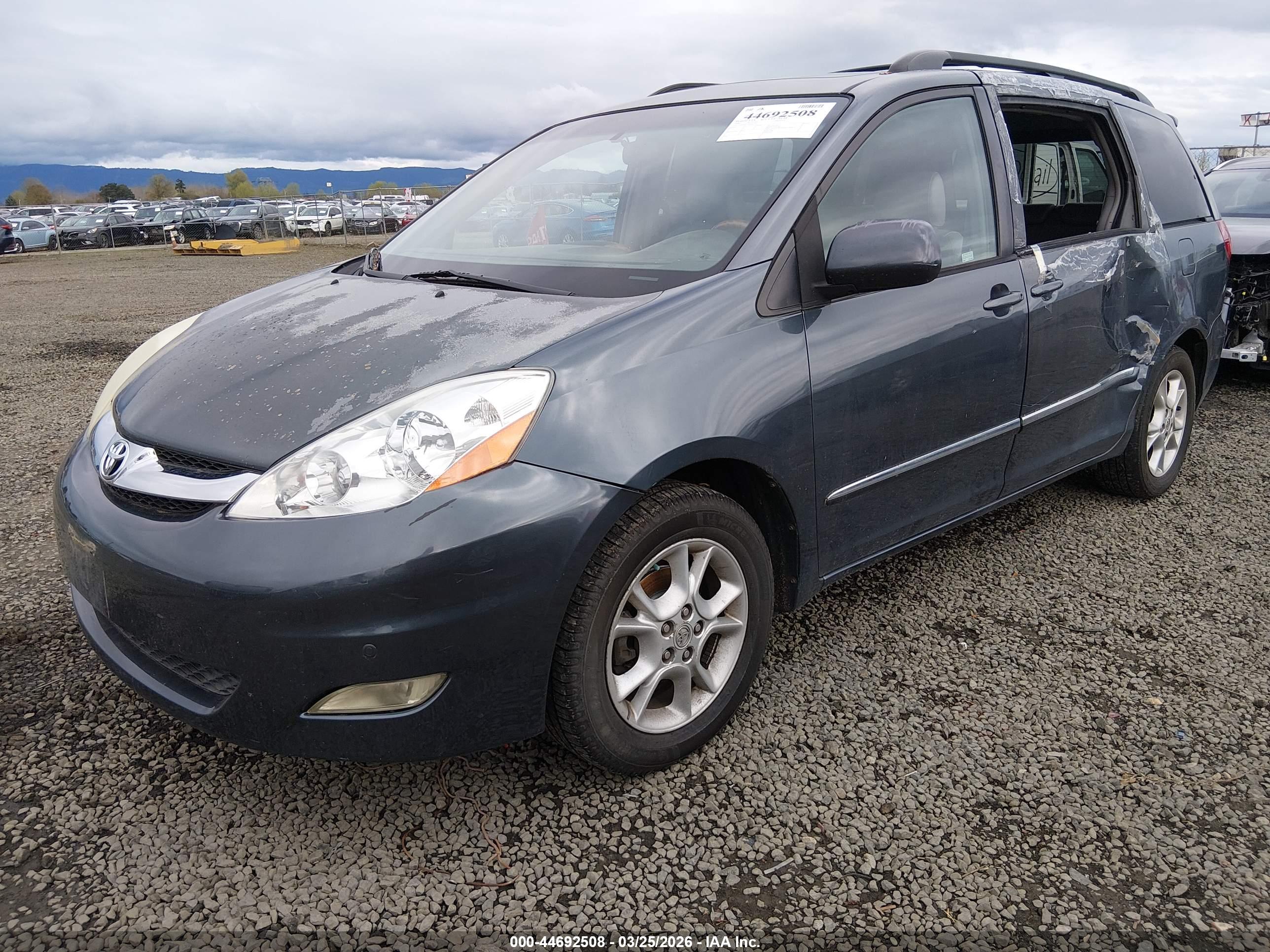 TOYOTA SIENNA image 2