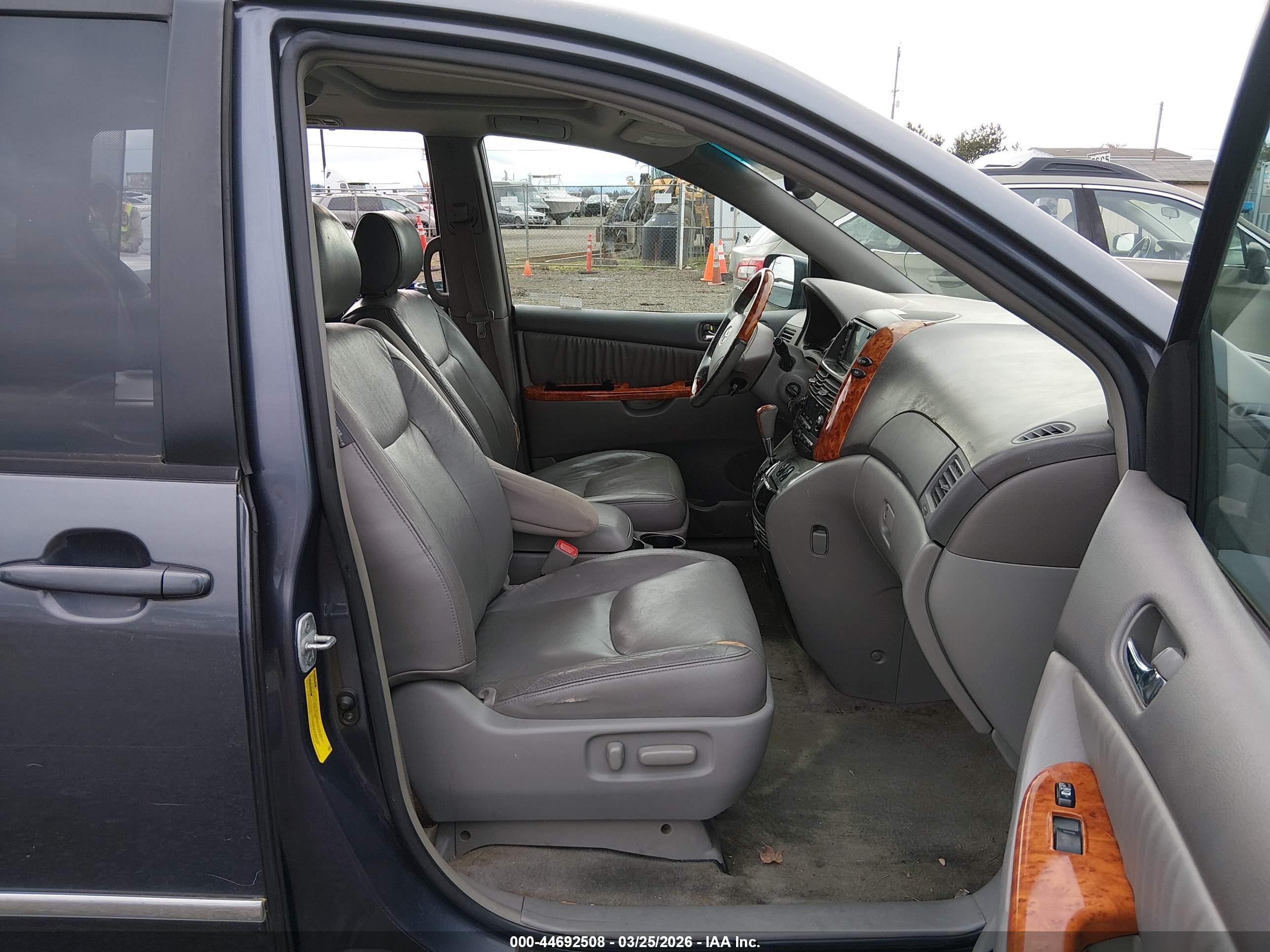 TOYOTA SIENNA image 5