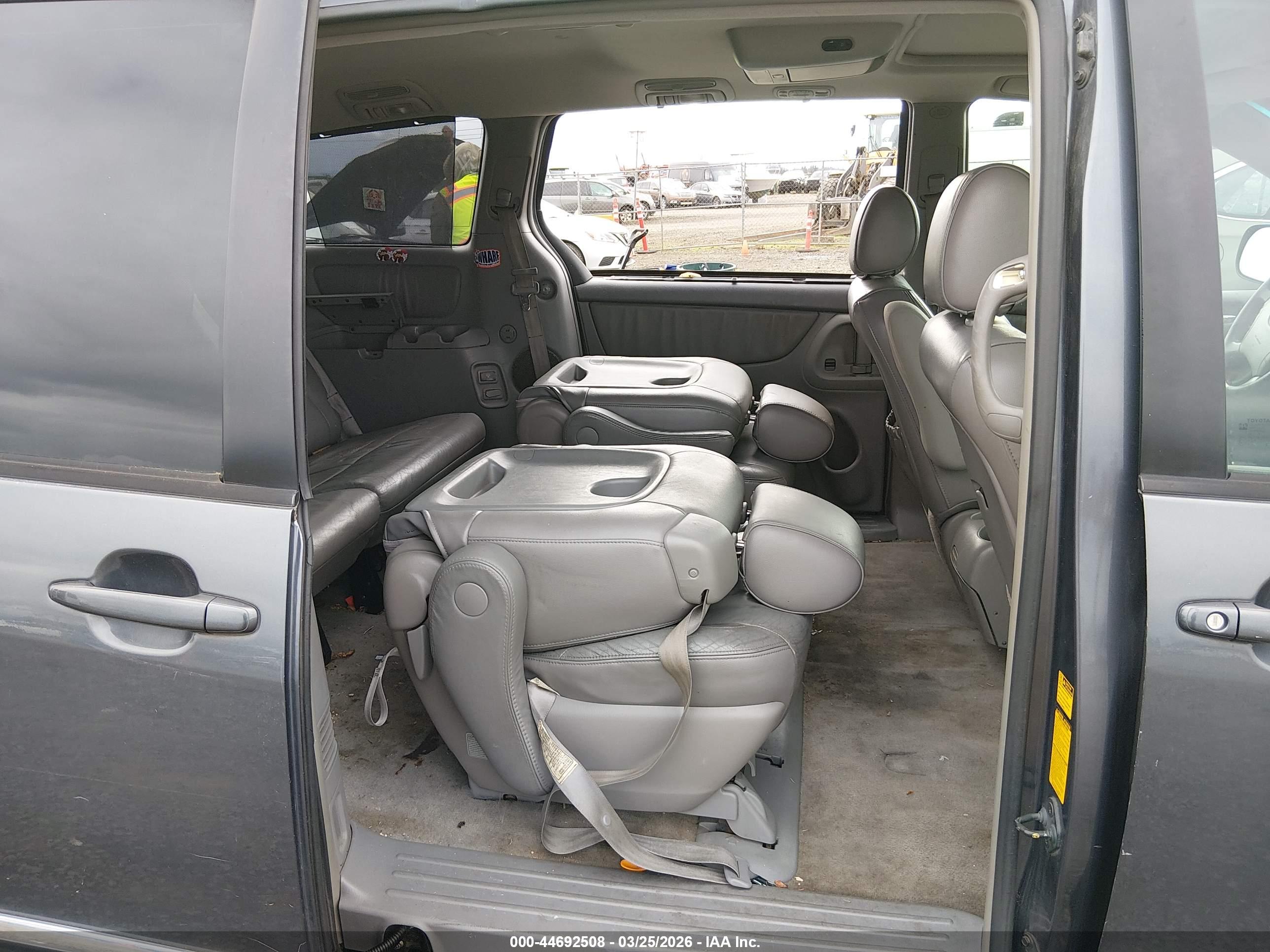 TOYOTA SIENNA image 8