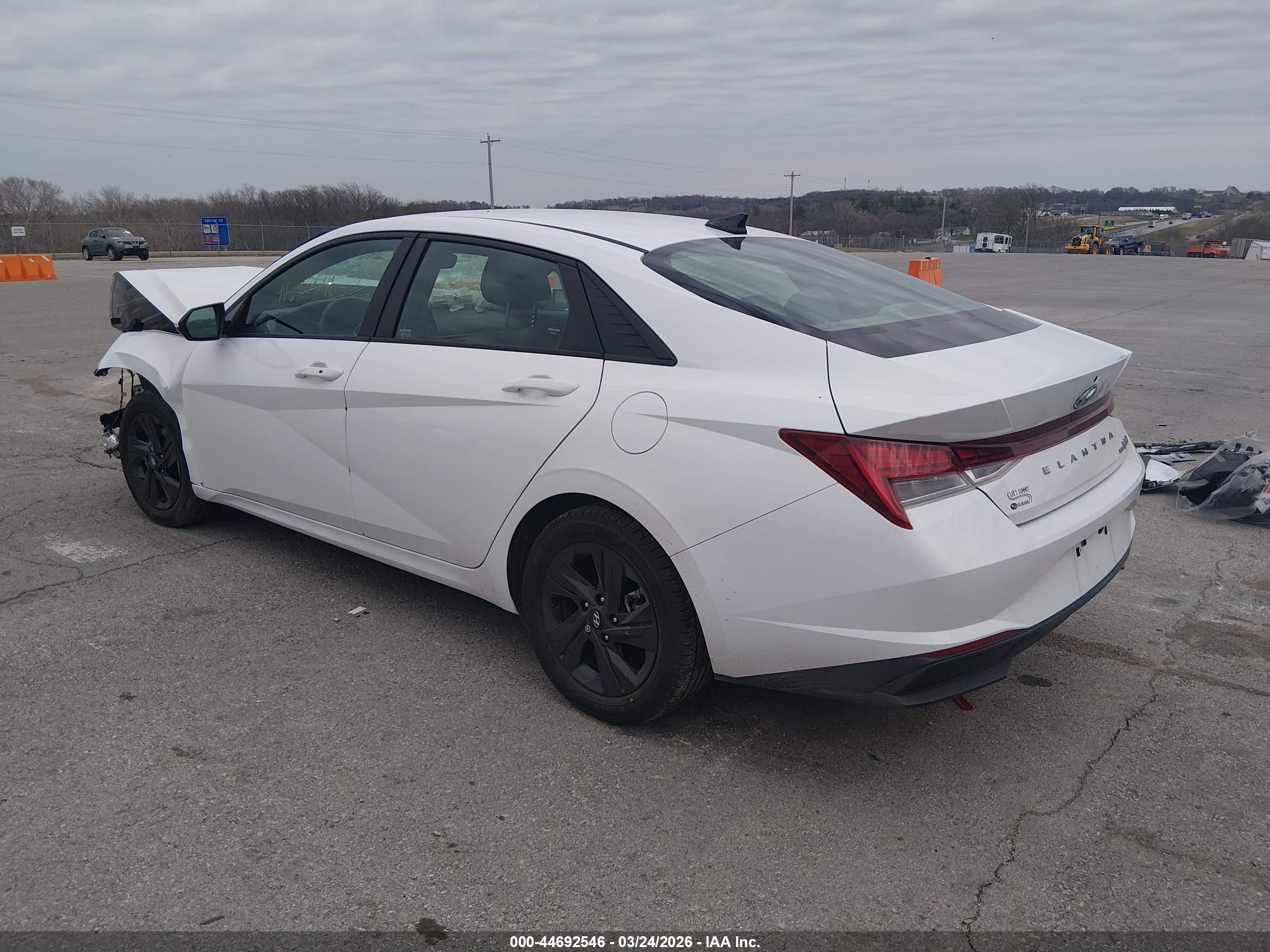 HYUNDAI ELANTRA image 3