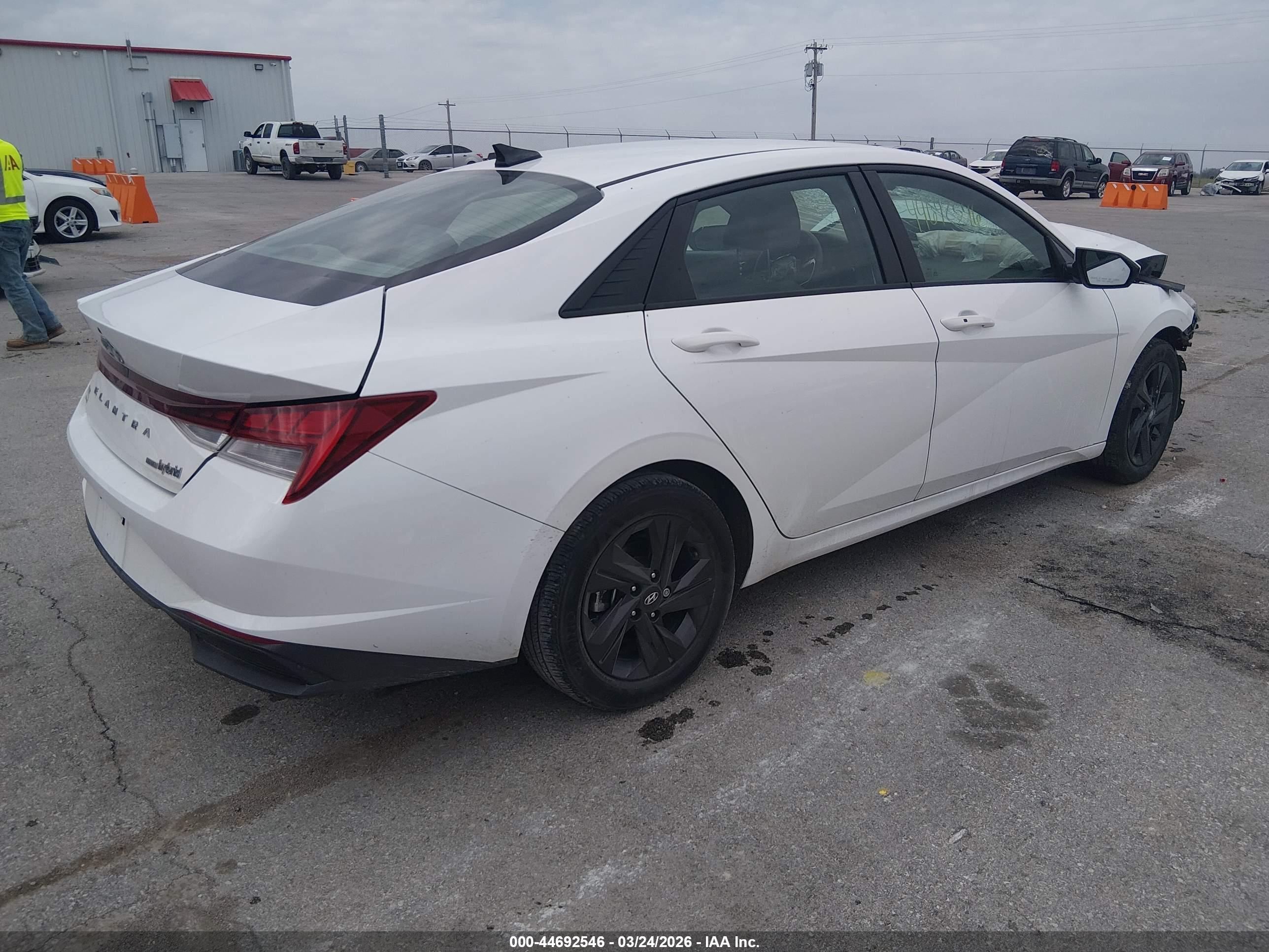 HYUNDAI ELANTRA image 4
