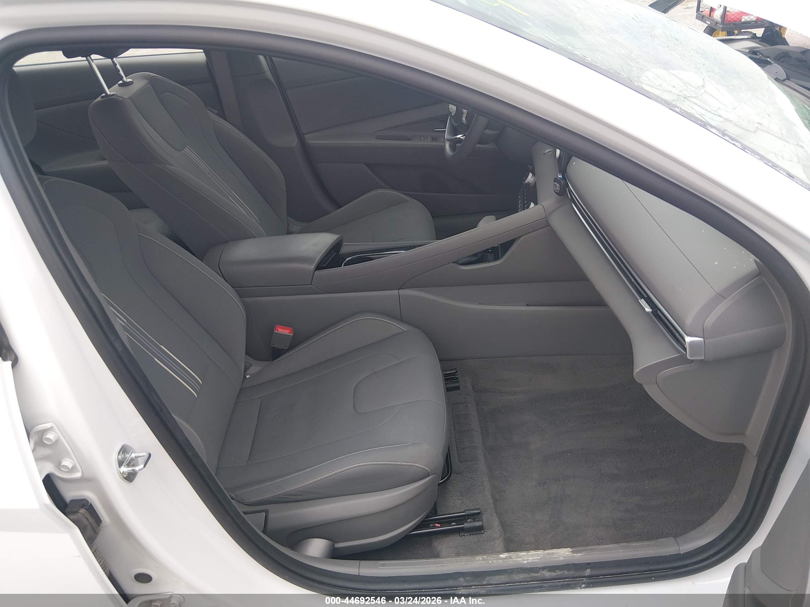 HYUNDAI ELANTRA image 5