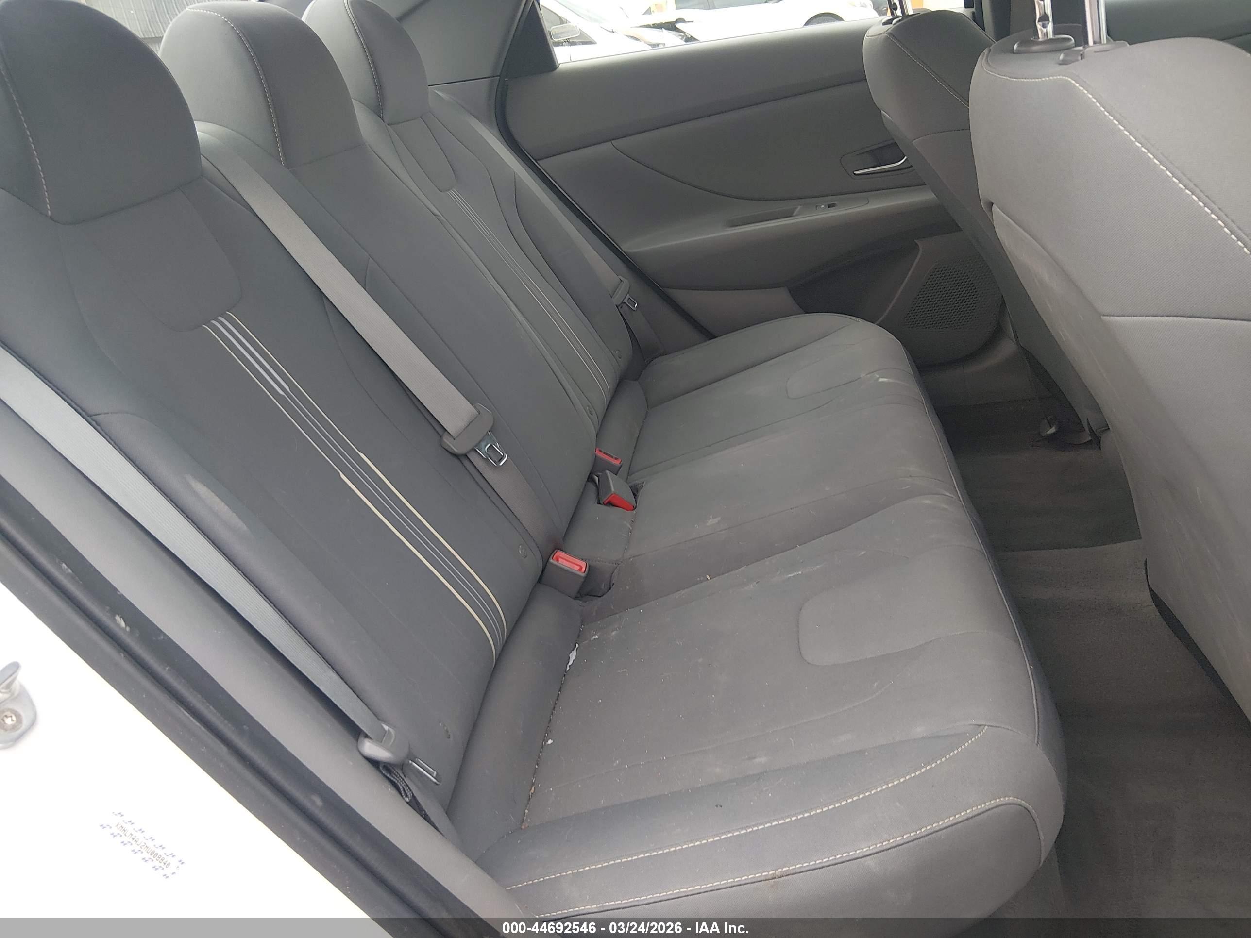 HYUNDAI ELANTRA image 8