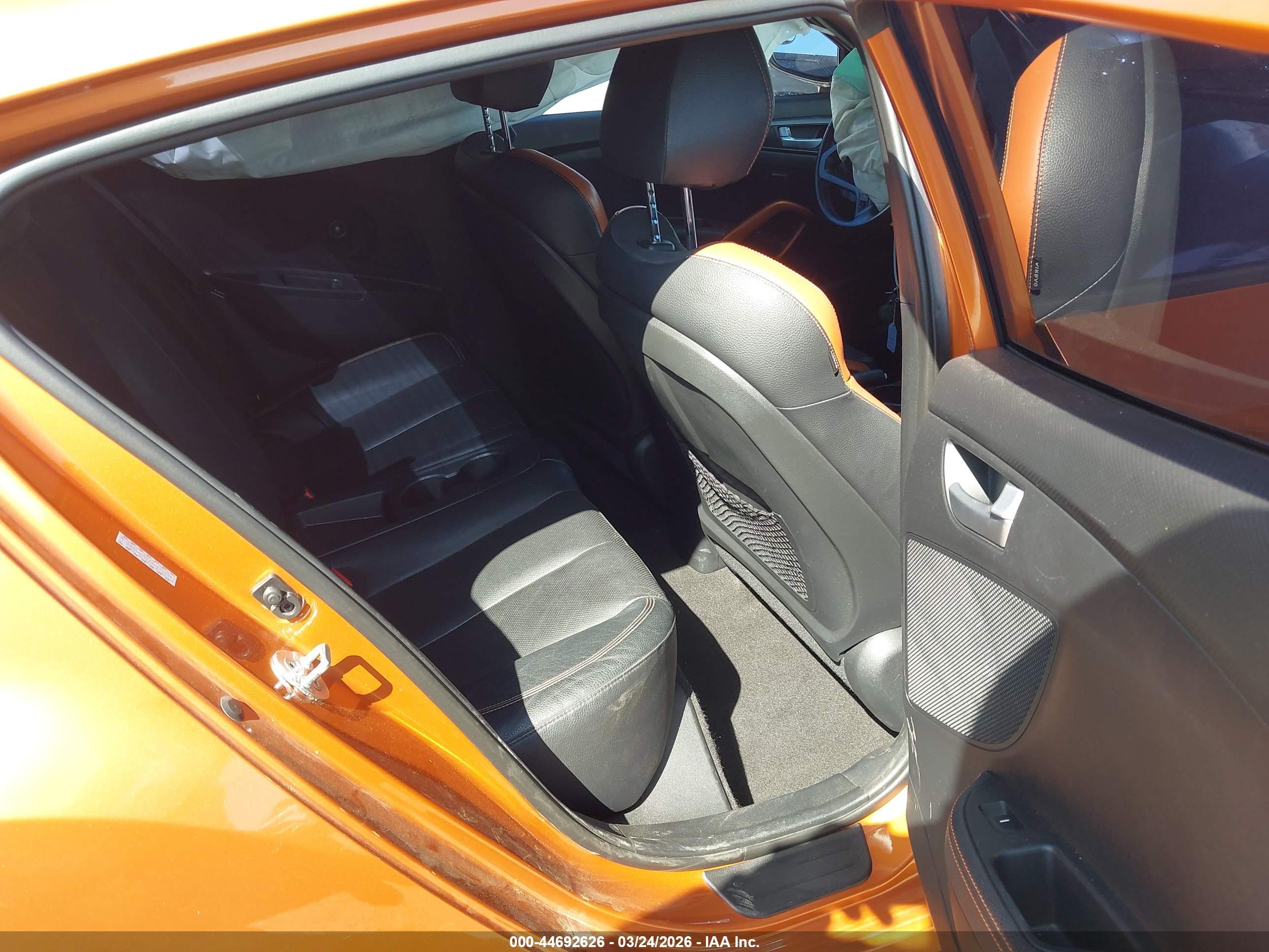 HYUNDAI VELOSTER image 8