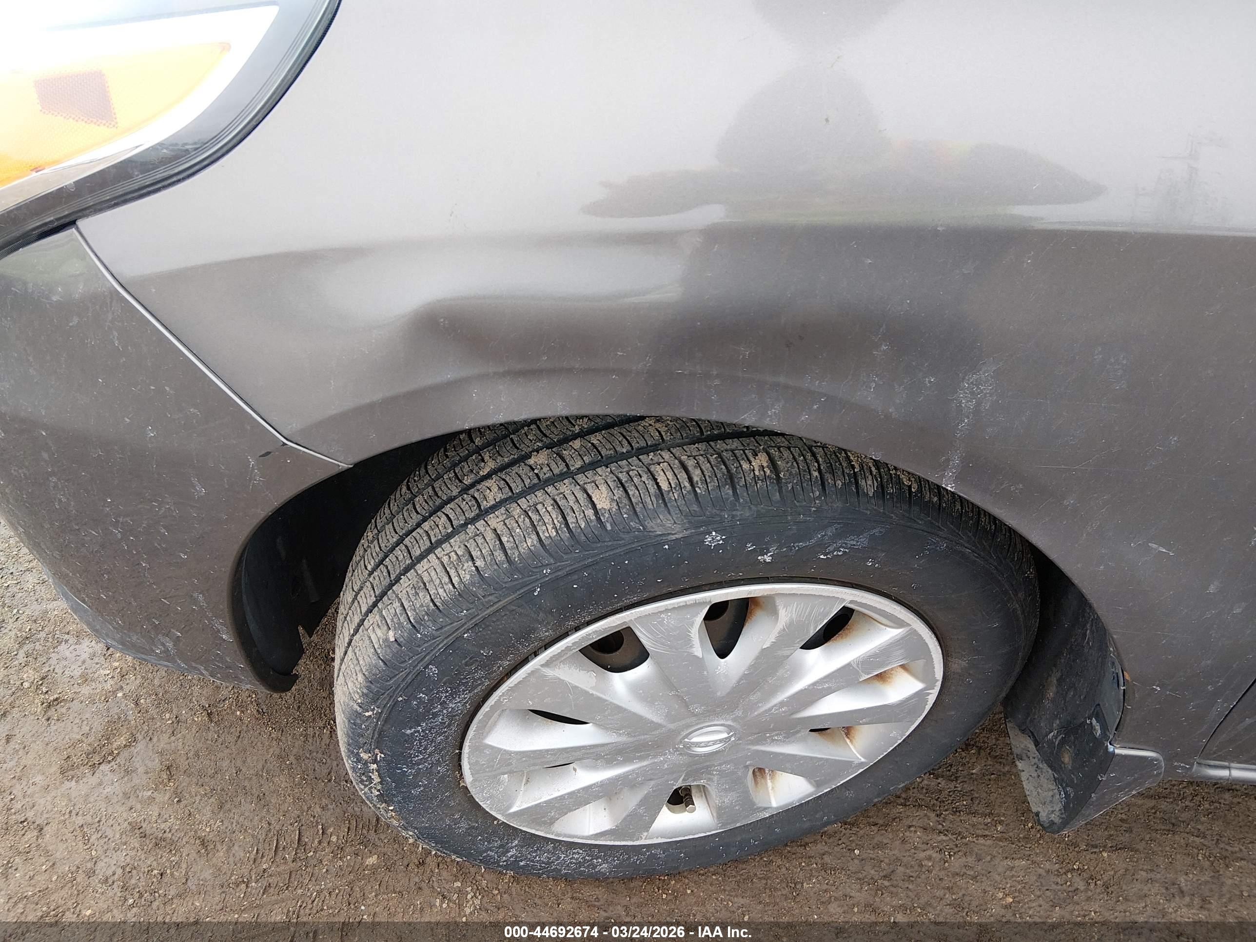 NISSAN VERSA image 6