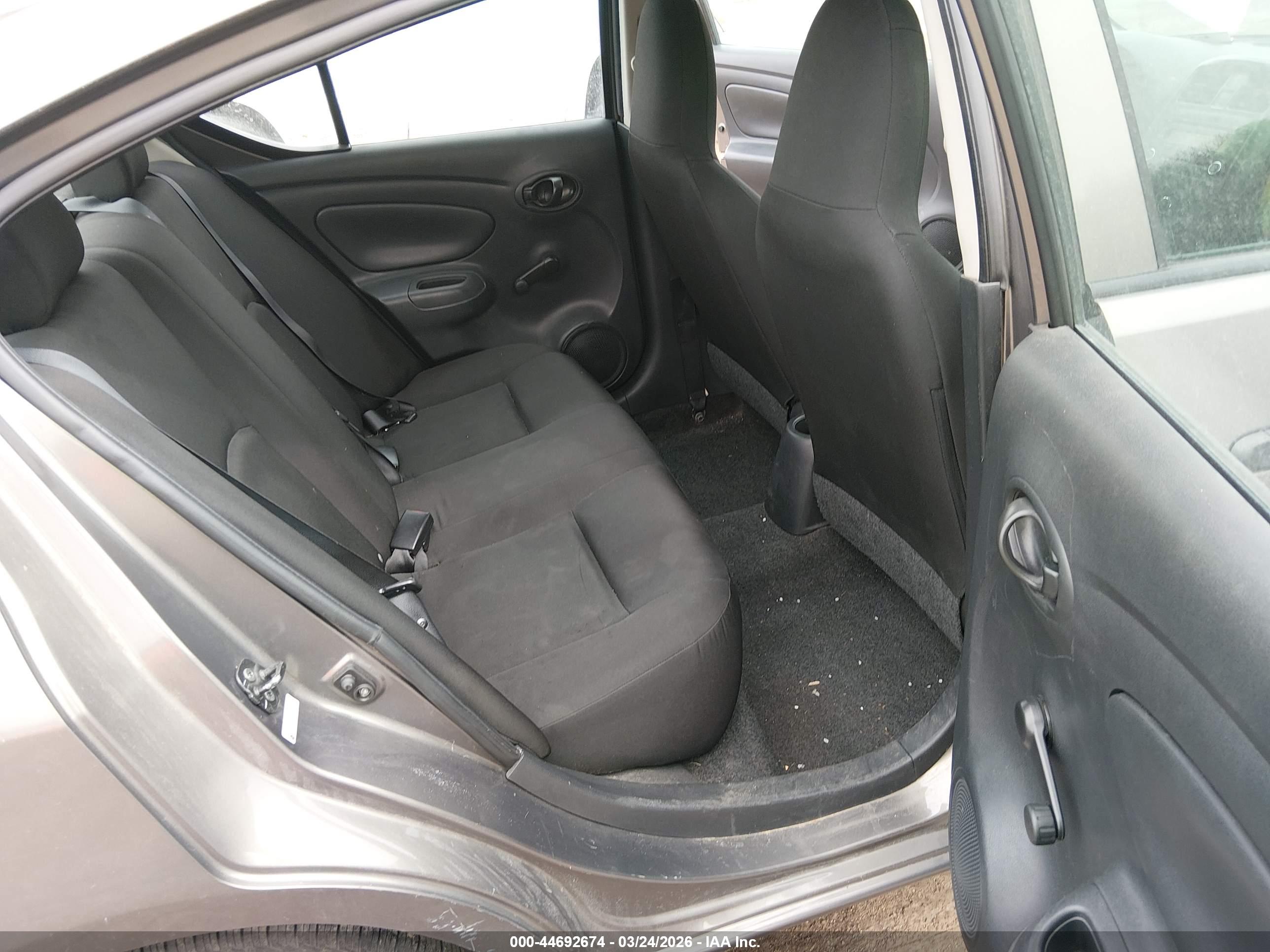 NISSAN VERSA image 8