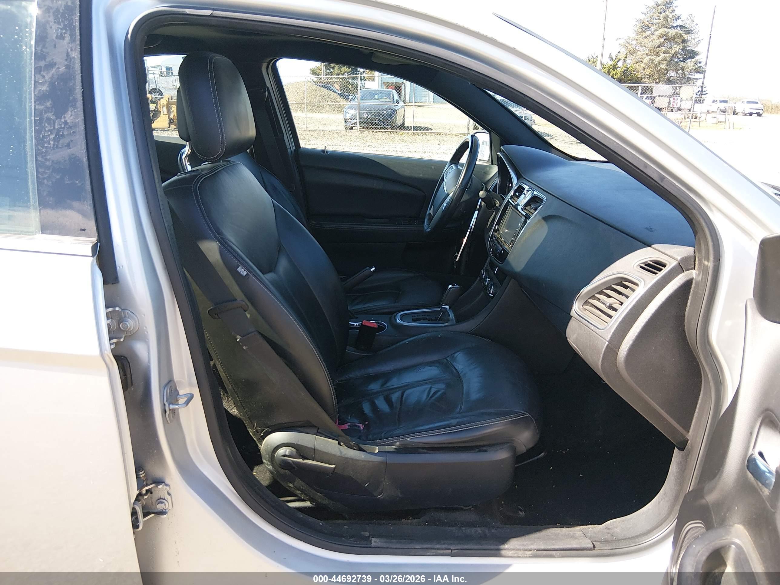 CHRYSLER 200 image 5