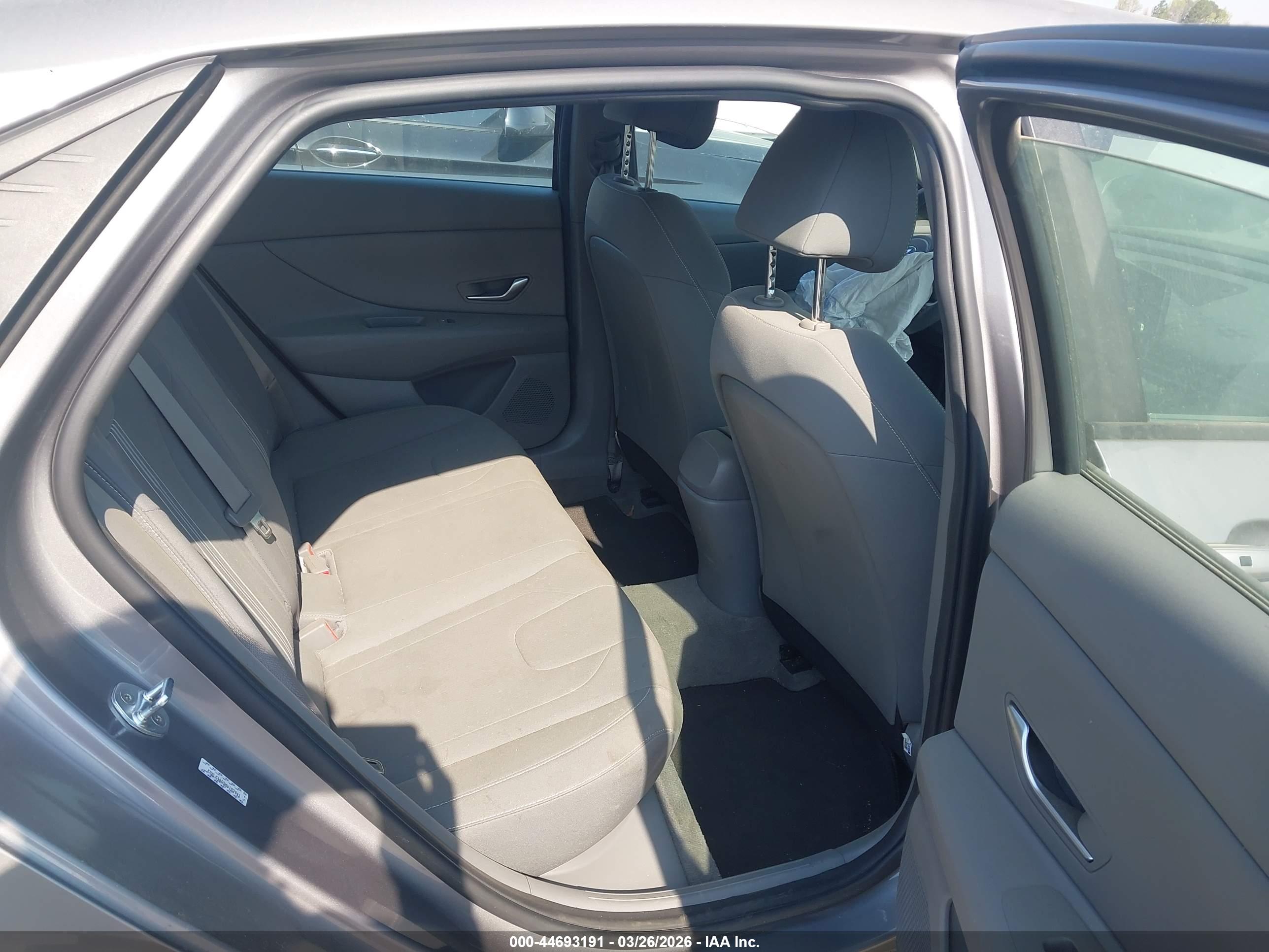 HYUNDAI ELANTRA image 8