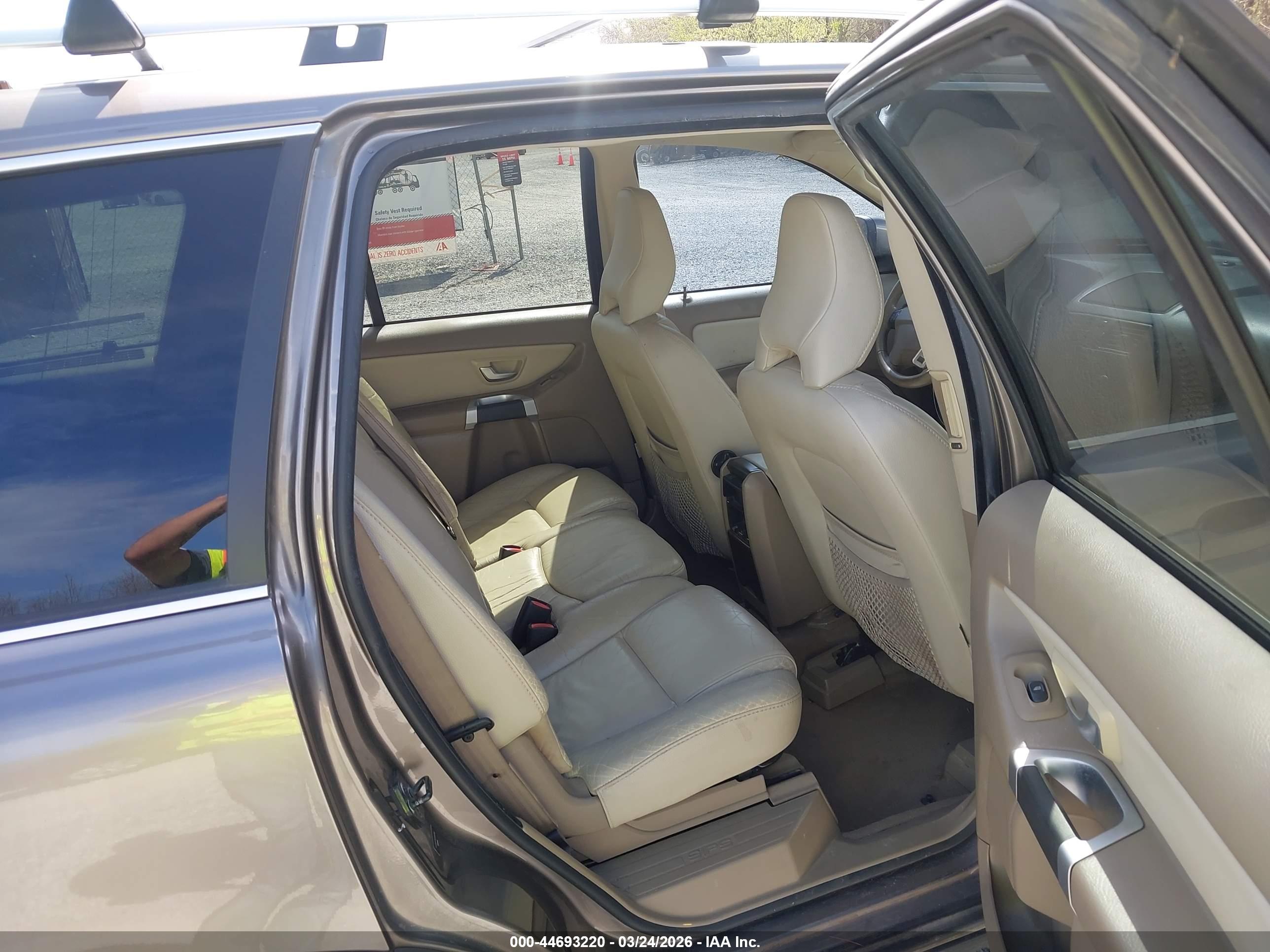 VOLVO XC90 image 8