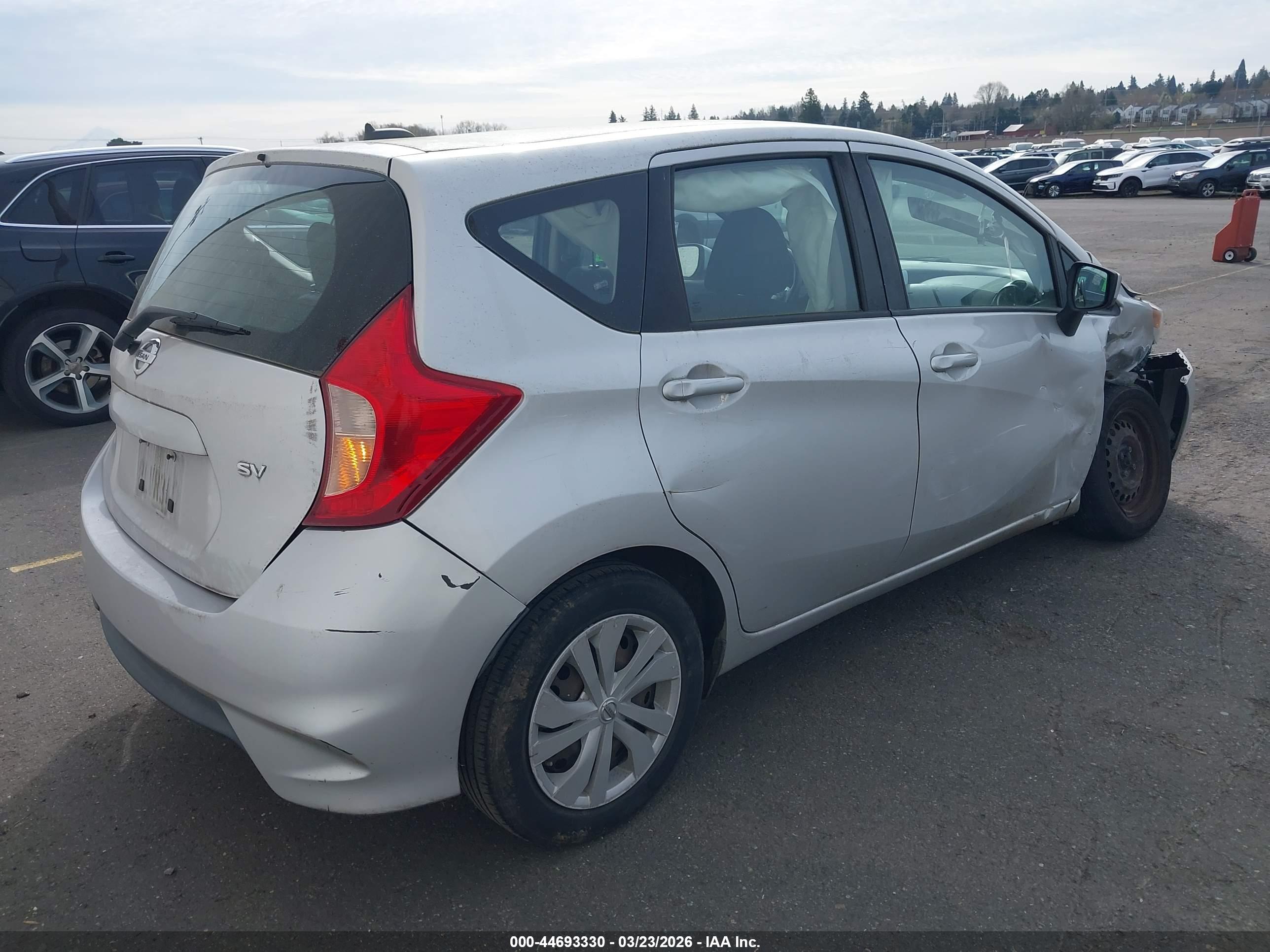 NISSAN VERSA image 4