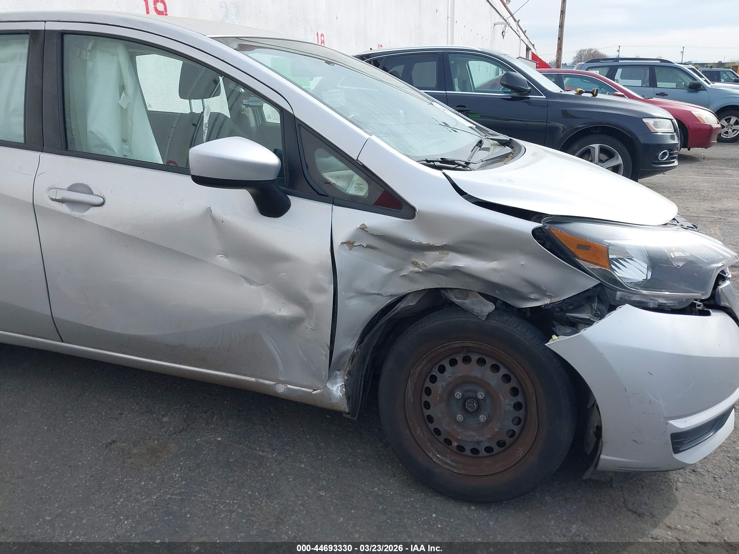 NISSAN VERSA image 6