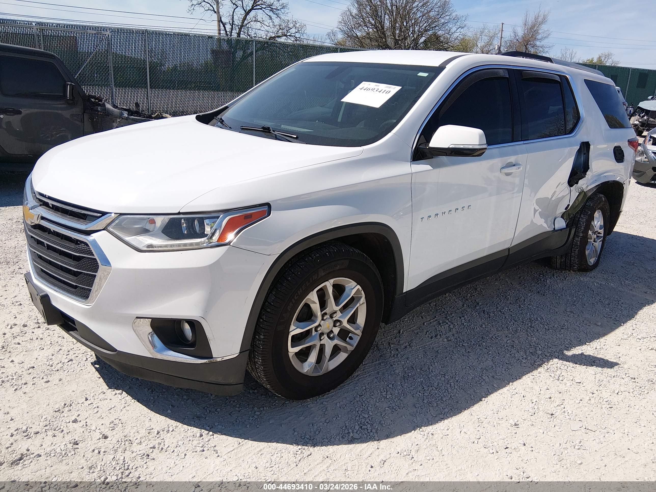 CHEVROLET TRAVERSE image 2