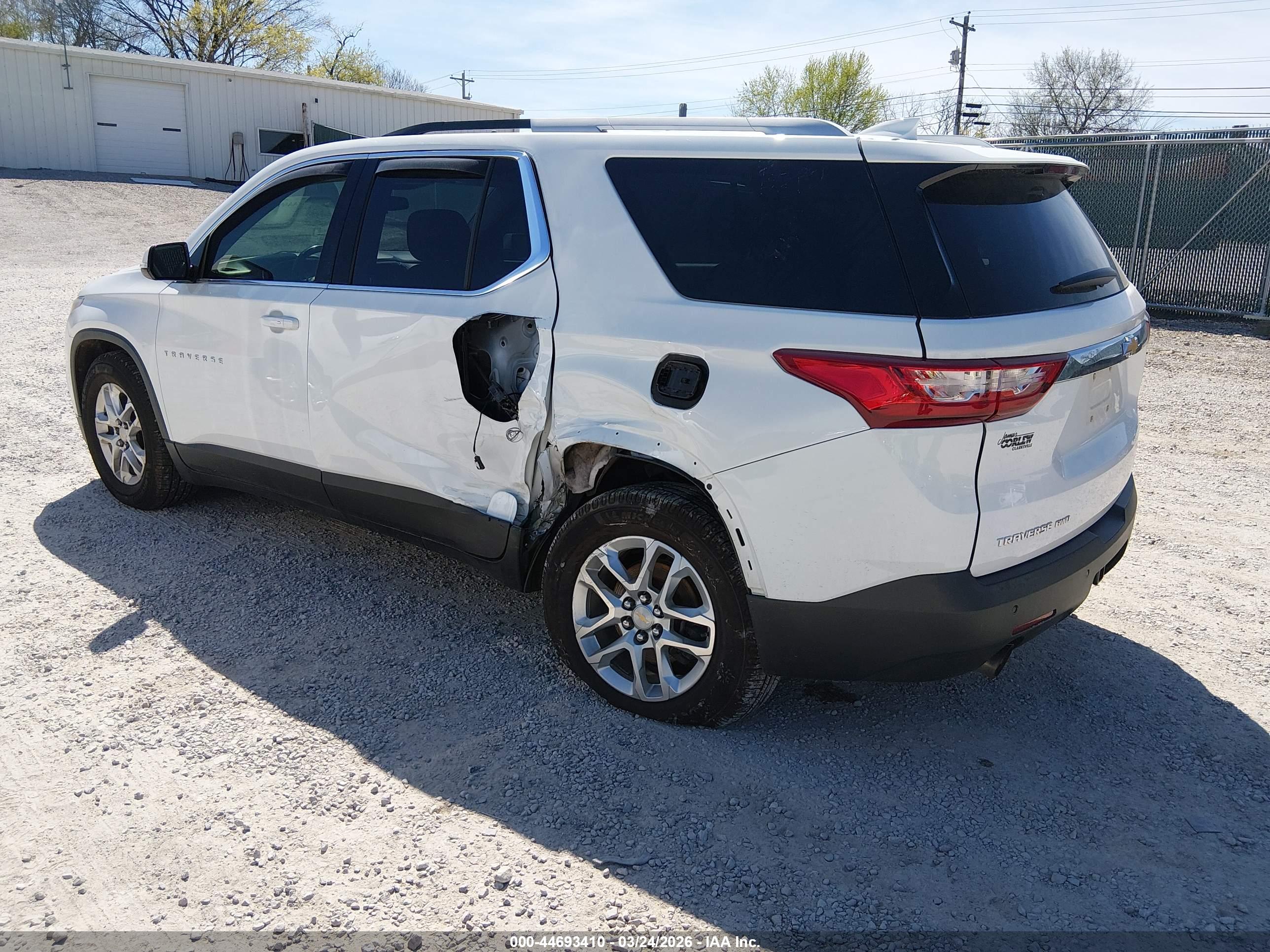 CHEVROLET TRAVERSE image 3