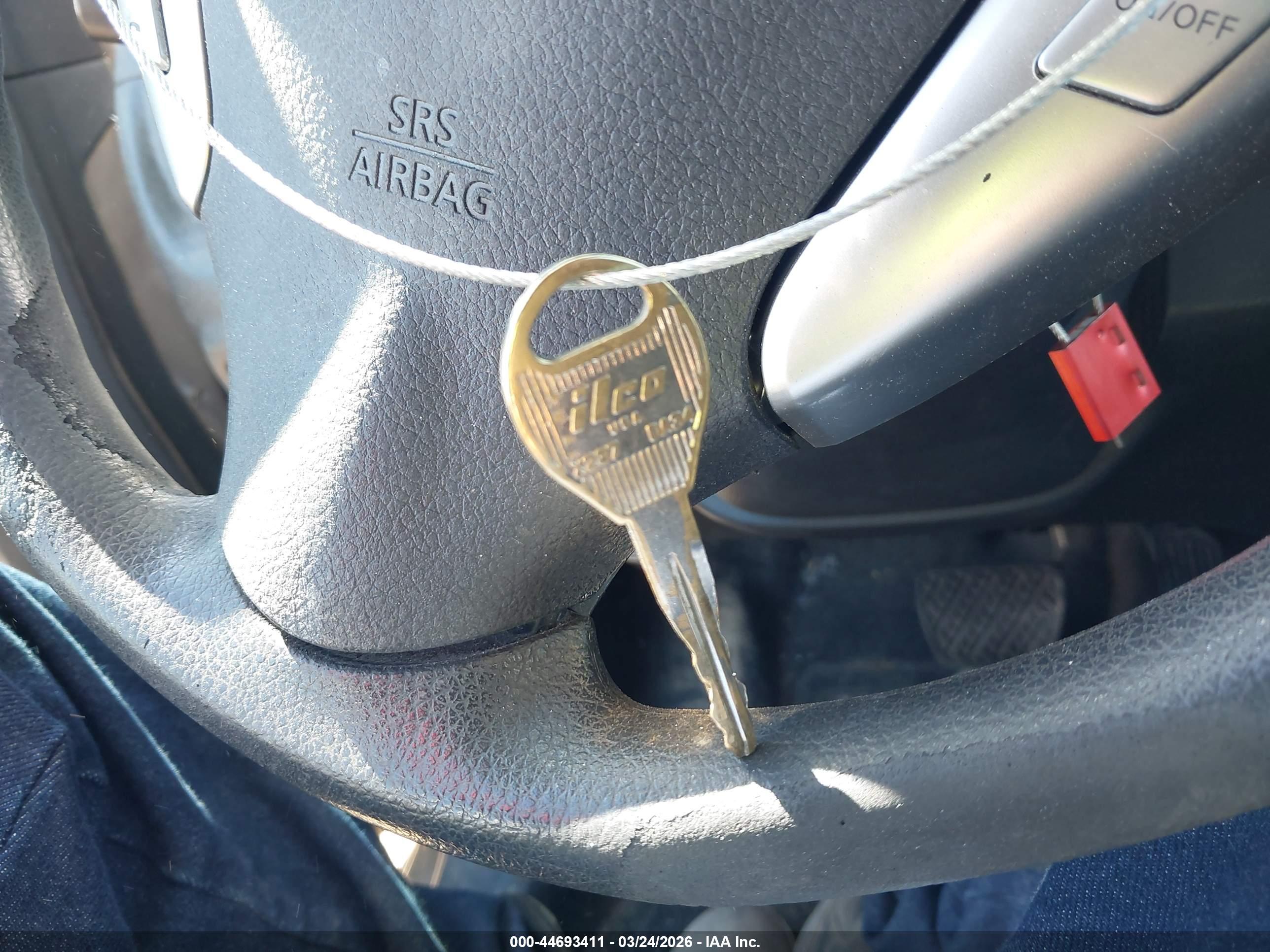 NISSAN VERSA image 11