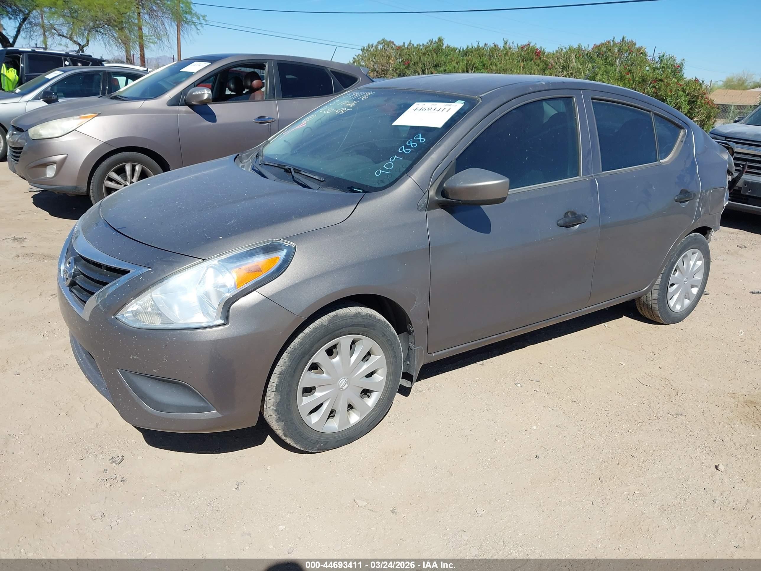 NISSAN VERSA image 2